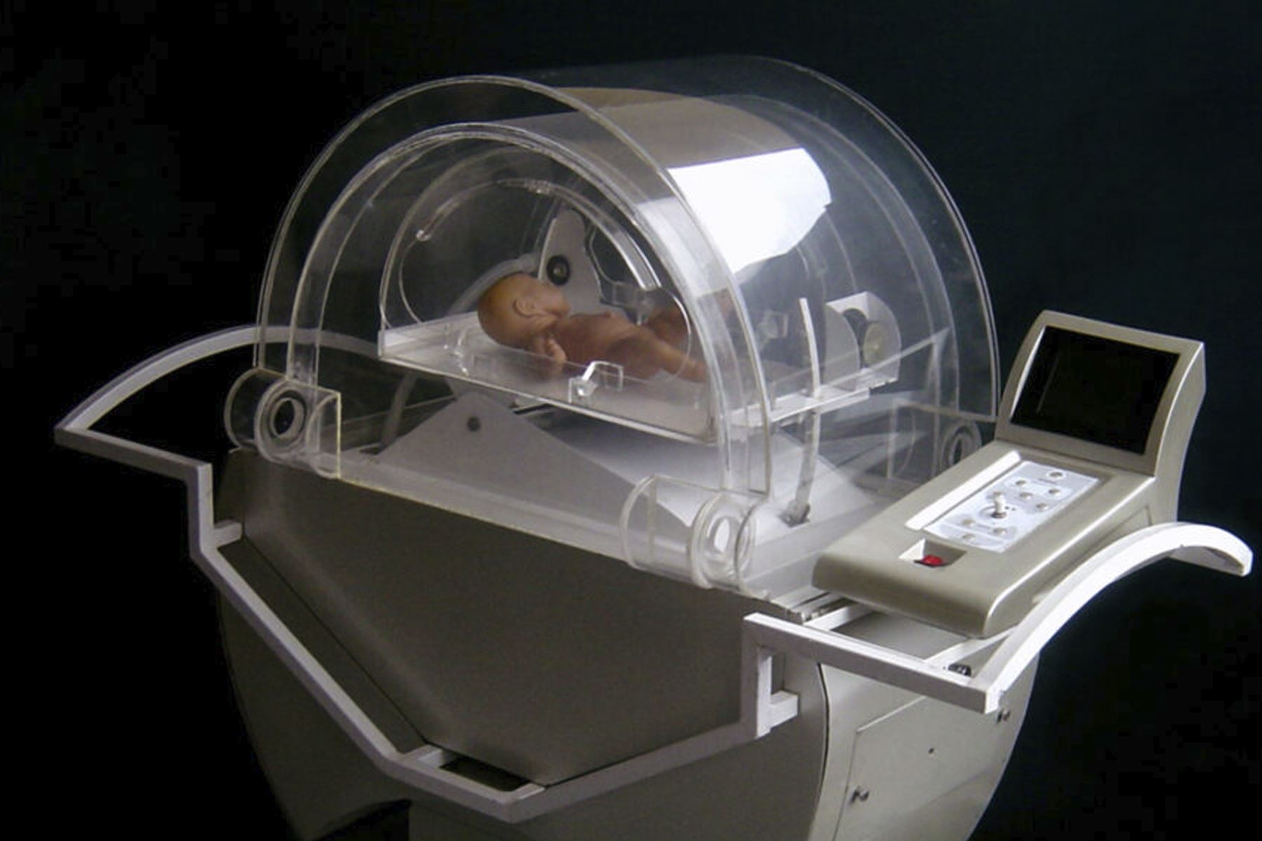 La Burbuja Artificial Neonatal es un equipo desarrollado y financiado por la PUCP, compuesto por un habitáculo independiente, climatizado y ventilado. Foto: PUCP