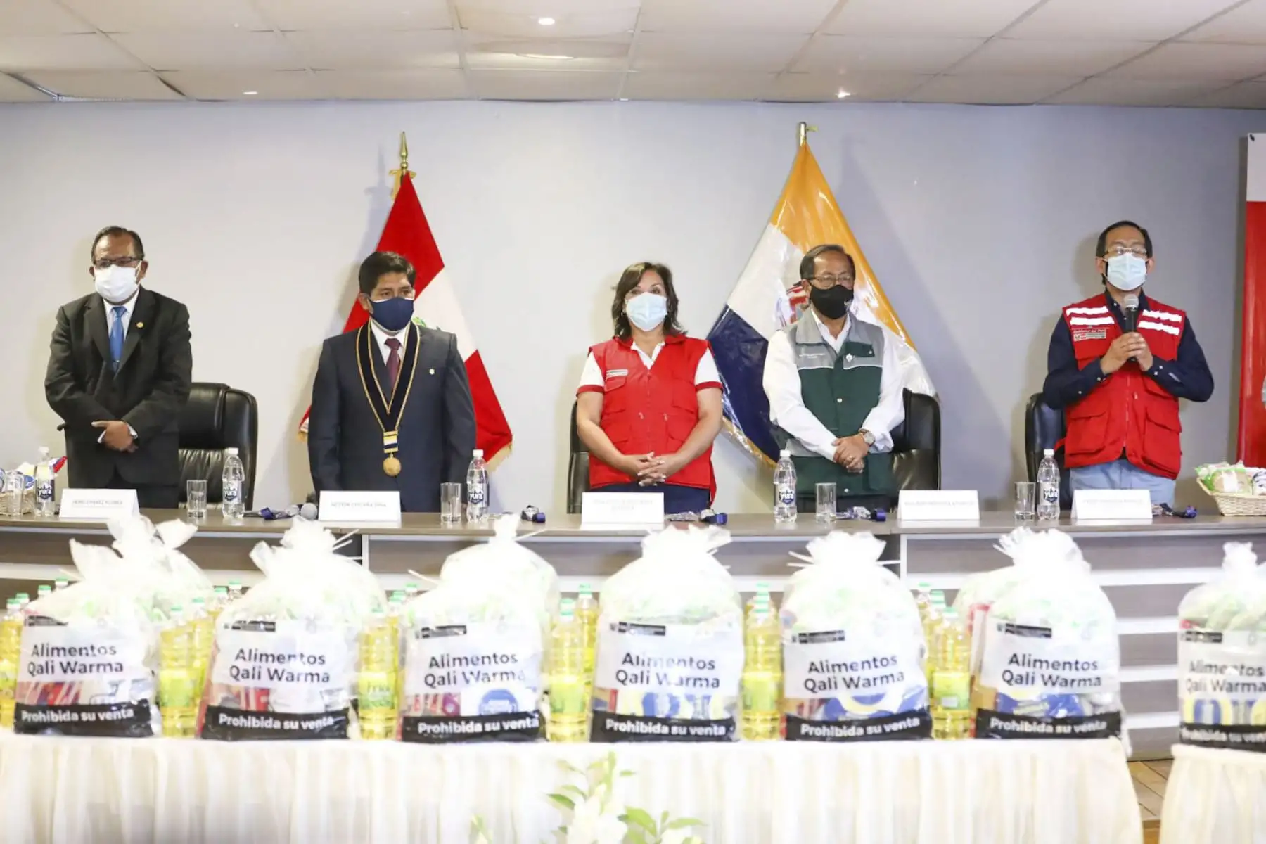 Ministra de Desarrollo e Inclusión Social, Dina Boluarte, verificó la entrega de más de 57 toneladas de alimentos para ollas comunes en Arequipa. Foto: ANDINA/Midis
