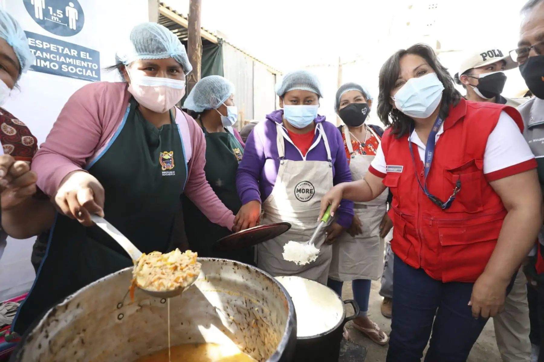 Ministra de Desarrollo e Inclusión Social, Dina Boluarte, verificó la entrega de más de 57 toneladas de alimentos para ollas comunes en Arequipa. Foto: ANDINA/Midis
