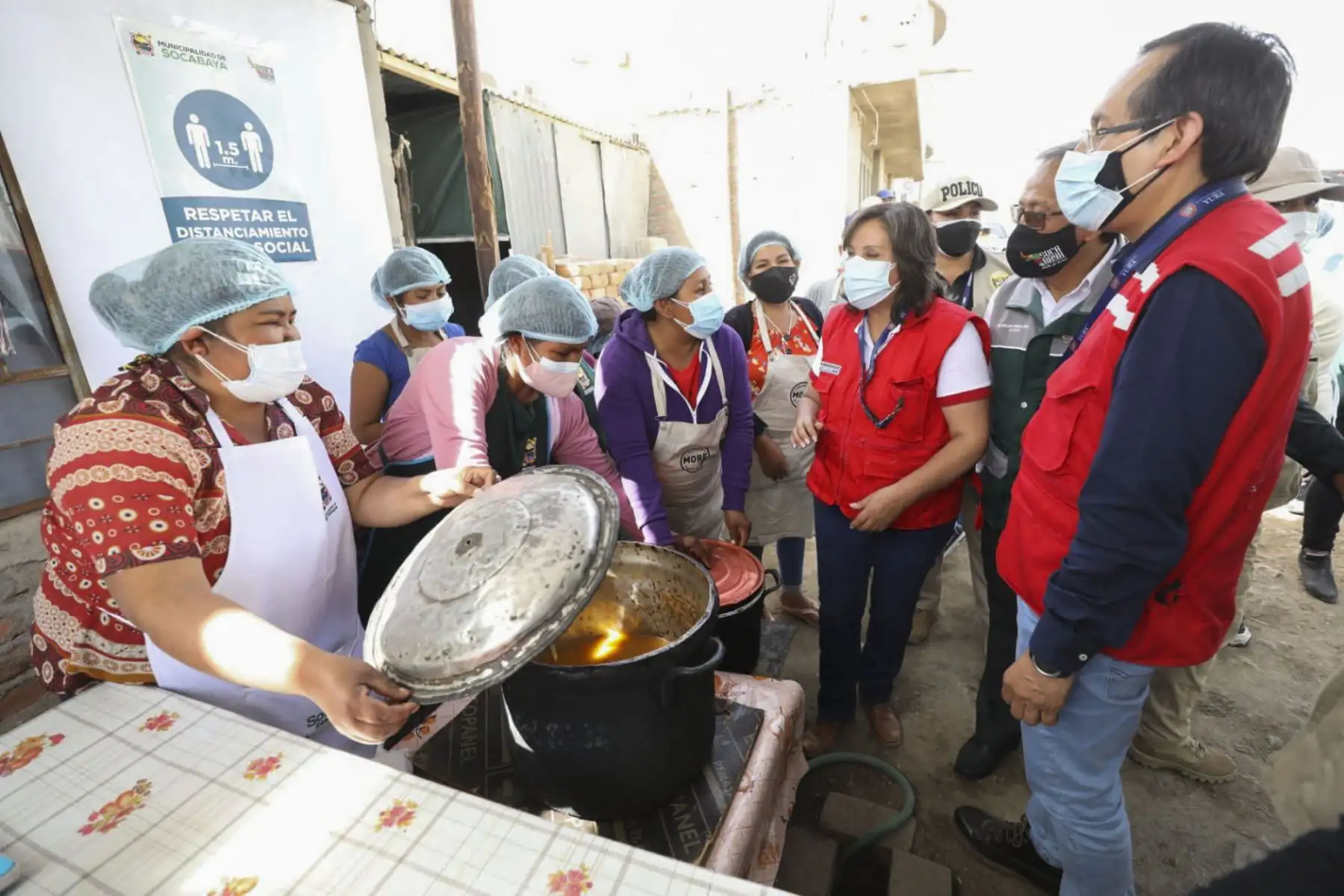 Ministra de Desarrollo e Inclusión Social, Dina Boluarte, supervisa la entrega de alimentos de Qali Warma a la olla común Los girasoles, ubicada en el distrito de Socabaya, provincia y región de Arequipa. Foto: ANDINA/MIDIS