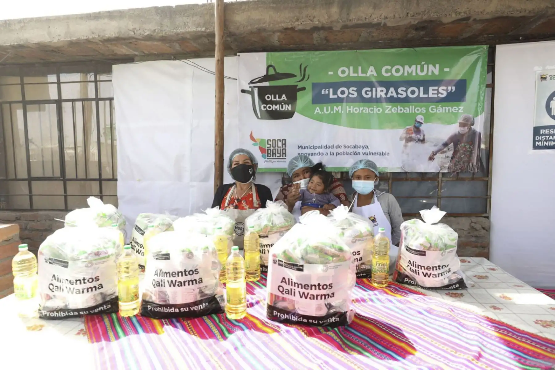 Ministra de Desarrollo e Inclusión Social, Dina Boluarte, supervisa la entrega de alimentos de Qali Warma a la olla común Los girasoles, ubicada en el distrito de Socabaya, provincia y región de Arequipa. Foto: ANDINA/MIDIS