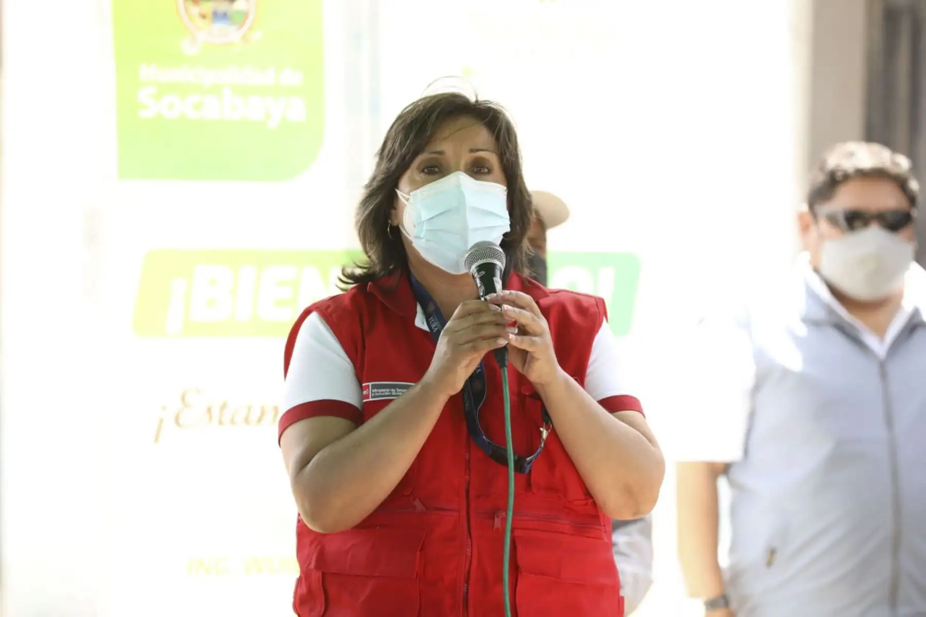Ministra de Desarrollo e Inclusión Social, Dina Boluarte, supervisa la entrega de alimentos de Qali Warma a la olla común Los girasoles, ubicada en el distrito de Socabaya, provincia y región de Arequipa. Foto: ANDINA/MIDIS