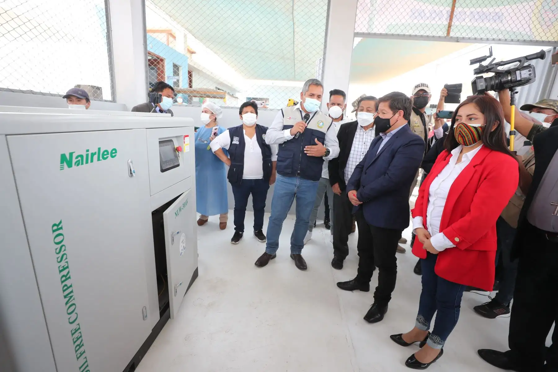 Como parte de su jornada de trabajo en la región de Áncash, el titular de la PCM, Guido Bellido, inauguró una planta de oxígeno en el centro de salud de Santa. Foto: ANDINA/PCM