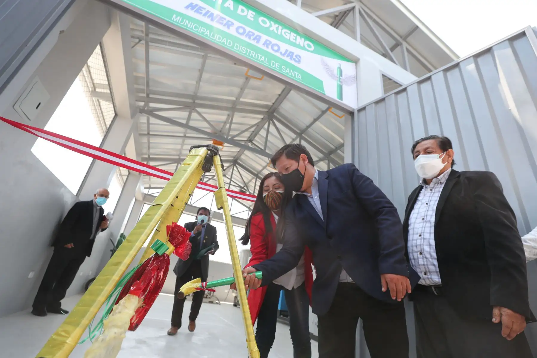 Como parte de su jornada de trabajo en la región de Áncash, el titular de la PCM, Guido Bellido, inauguró una planta de oxígeno en el centro de salud de Santa. Foto: ANDINA/PCM