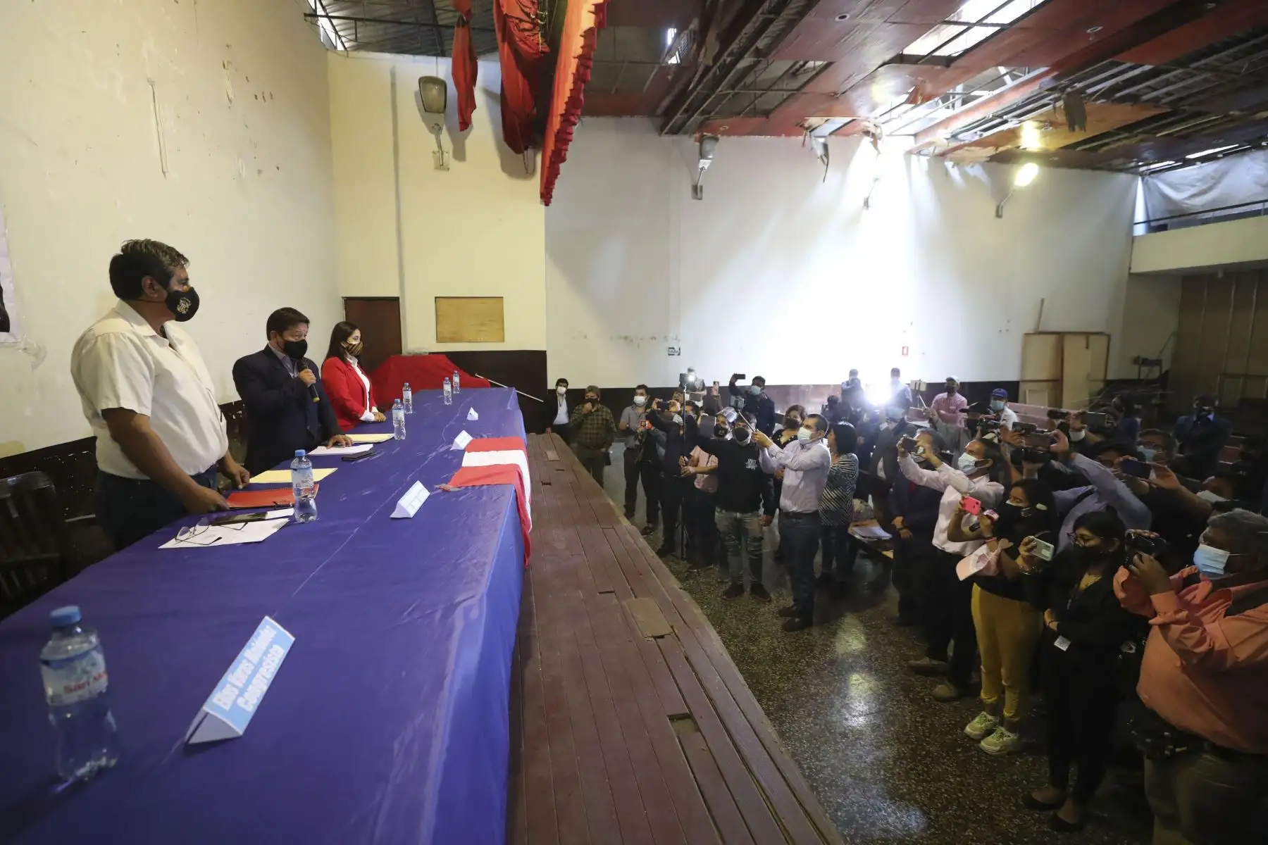 Presidente del Consejo de Ministros, Guido Bellido, recibe la iniciativa ciudadana de modificación de la Ley del Pescador desde el auditorio del Sindicato de Pescadores de Chimbote y Anexos. Foto: ANDINA/PCM