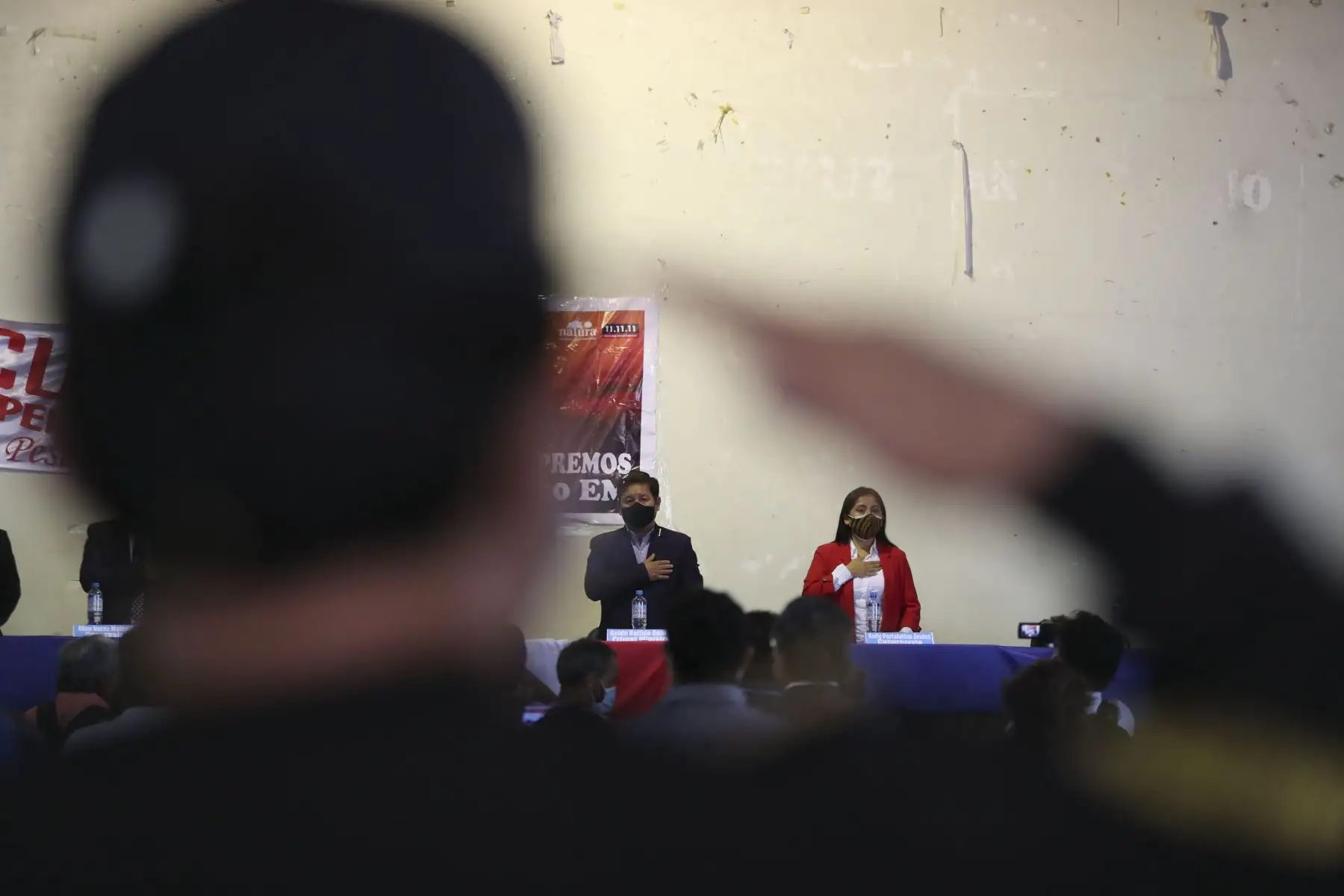Presidente del Consejo de Ministros, Guido Bellido, recibe la iniciativa ciudadana de modificación de la Ley del Pescador desde el auditorio del Sindicato de Pescadores de Chimbote y Anexos. Foto: ANDINA/PCM