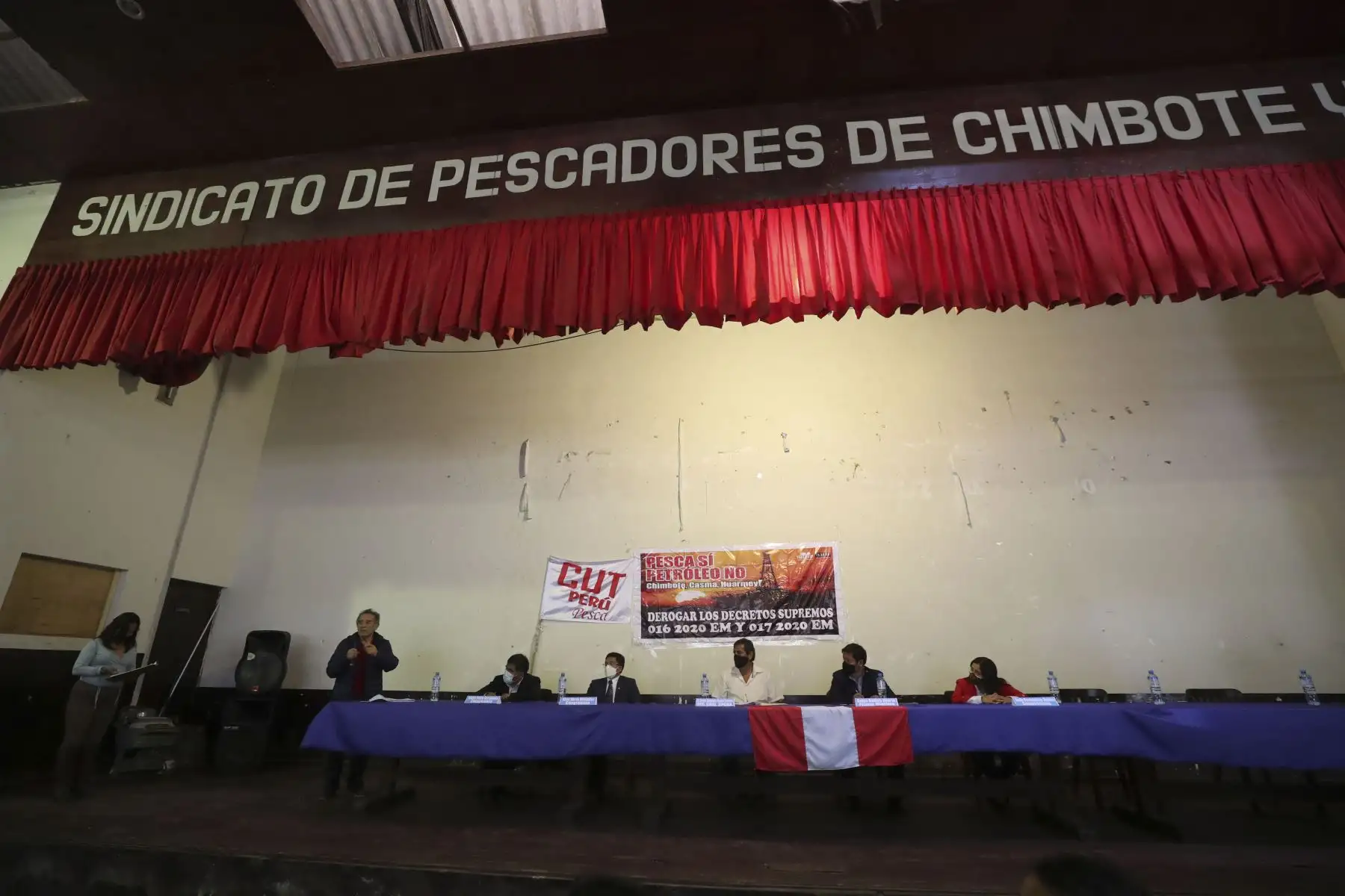 Presidente del Consejo de Ministros, Guido Bellido, recibe la iniciativa ciudadana de modificación de la Ley del Pescador desde el auditorio del Sindicato de Pescadores de Chimbote y Anexos. Foto: ANDINA/PCM