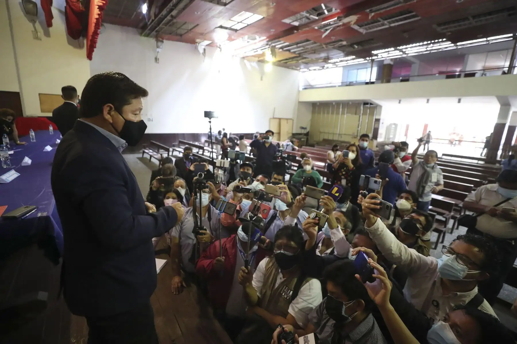 Presidente del Consejo de Ministros, Guido Bellido, recibe la iniciativa ciudadana de modificación de la Ley del Pescador desde el auditorio del Sindicato de Pescadores de Chimbote y Anexos. Foto: ANDINA/PCM