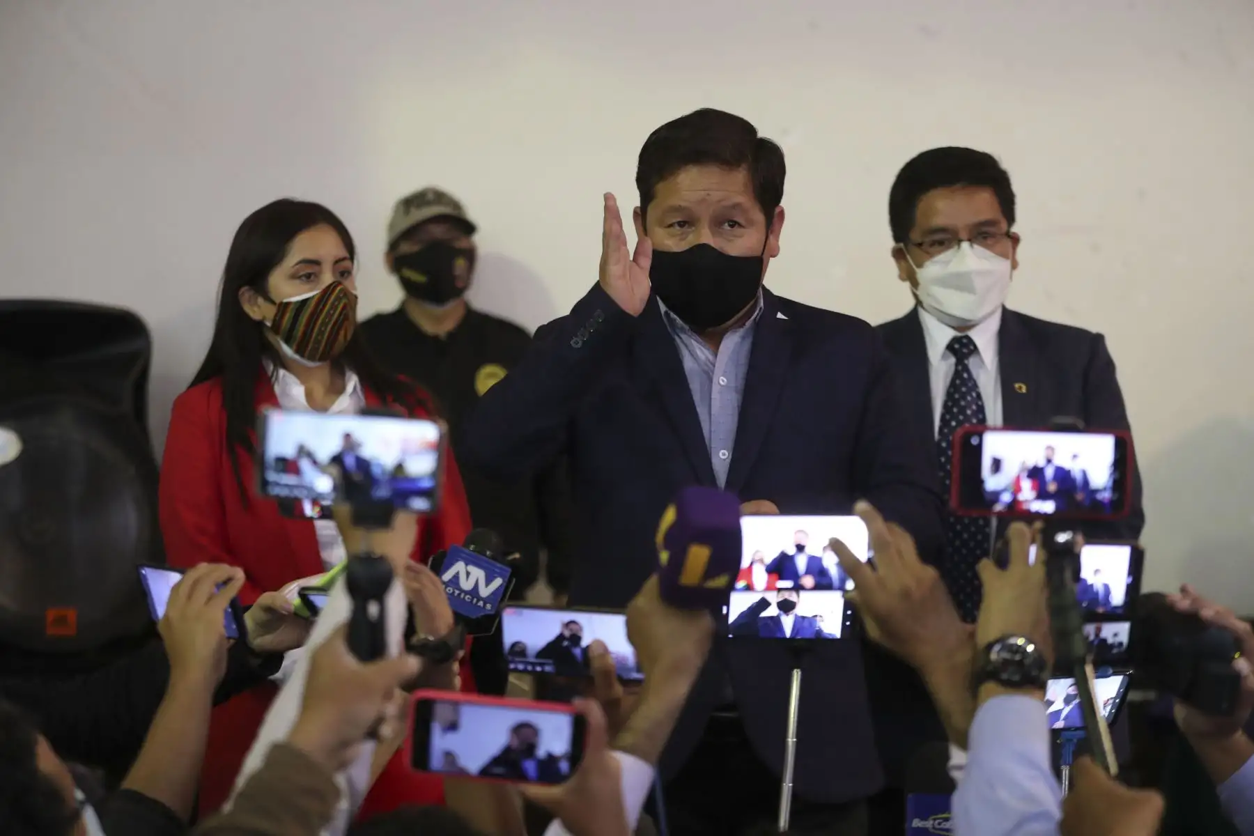 Presidente del Consejo de Ministros, Guido Bellido, recibe la iniciativa ciudadana de modificación de la Ley del Pescador desde el auditorio del Sindicato de Pescadores de Chimbote y Anexos. Foto: ANDINA/PCM