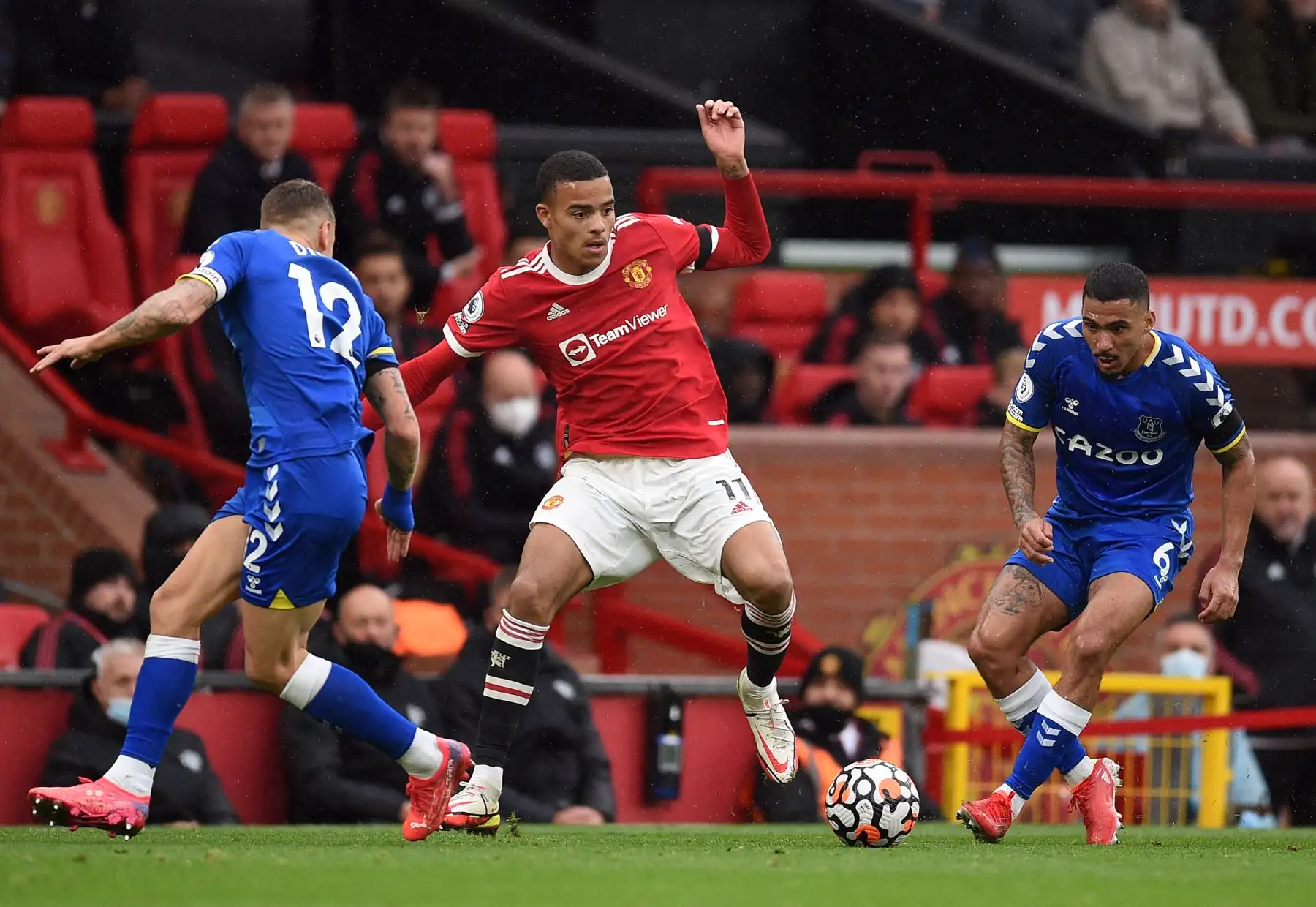 El defensor francés del Everton Lucas Digne y su compañero se enfrentan por el balón ante el delantero del Manchester United, Mason Greenwood, durante el partido de la Premier League. Foto: AFP El defensor francés del Everton Lucas Digne y su compañero se enfrentan por el balón ante el delantero del Manchester United, Mason Greenwood, durante el partido de la Premier League. Foto: AFP