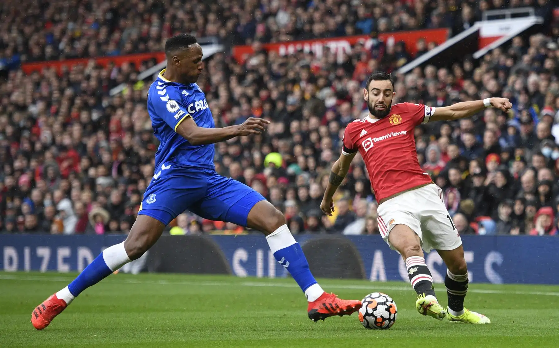 El defensor colombiano del Everton, Yerry Mina, se acerca al mediocampista portugués del Manchester United, Bruno Fernandes, durante el partido de la Premier League. Foto: AFP El defensor colombiano del Everton, Yerry Mina, se acerca al mediocampista portugués del Manchester United, Bruno Fernandes, durante el partido de la Premier League. Foto: AFP
