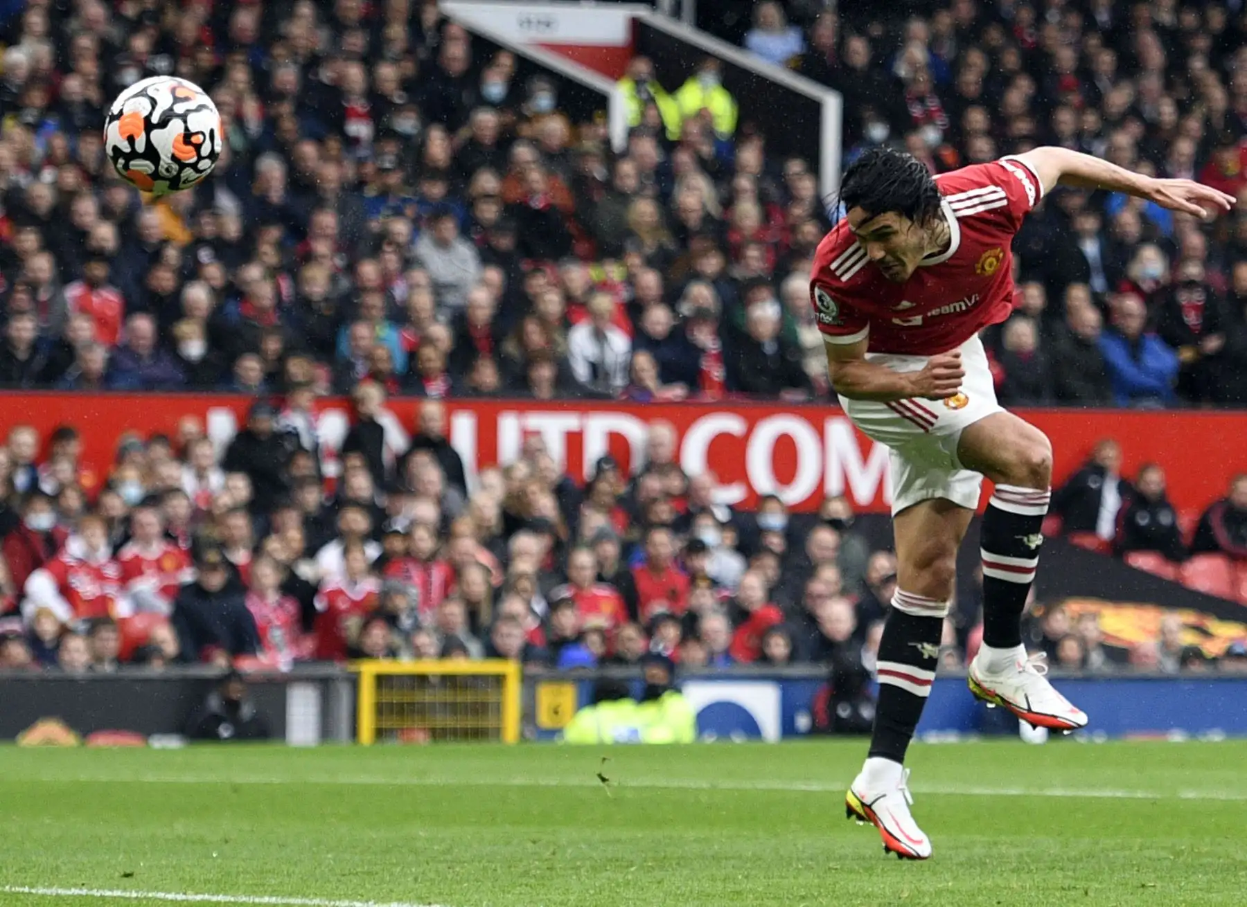 El delantero uruguayo del Manchester United, Edinson Cavani, se dirige hacia la portería durante el partido de la Premier League. Foto: AFP El delantero uruguayo del Manchester United, Edinson Cavani, se dirige hacia la portería durante el partido de la Premier League. Foto: AFP