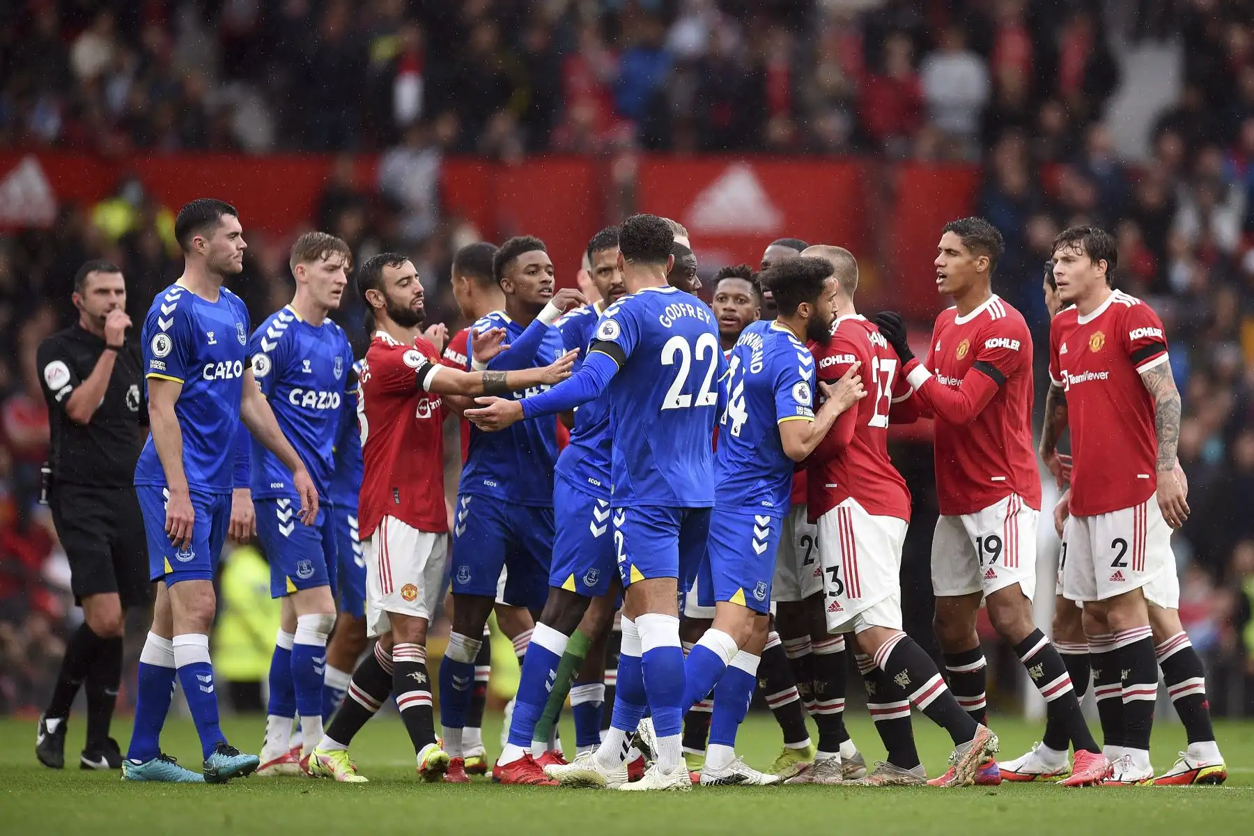 Los jugadores de ambos equipos discuten después que el mediocampista escocés del Manchester United, Scott McTominay, cometiera una falta al defensor francés del Everton, Lucas Digne, durante el partido de la Premier League. Foto: AFP Los jugadores de ambos equipos discuten después que el mediocampista escocés del Manchester United, Scott McTominay, cometiera una falta al defensor francés del Everton, Lucas Digne, durante el partido de la Premier League. Foto: AFP