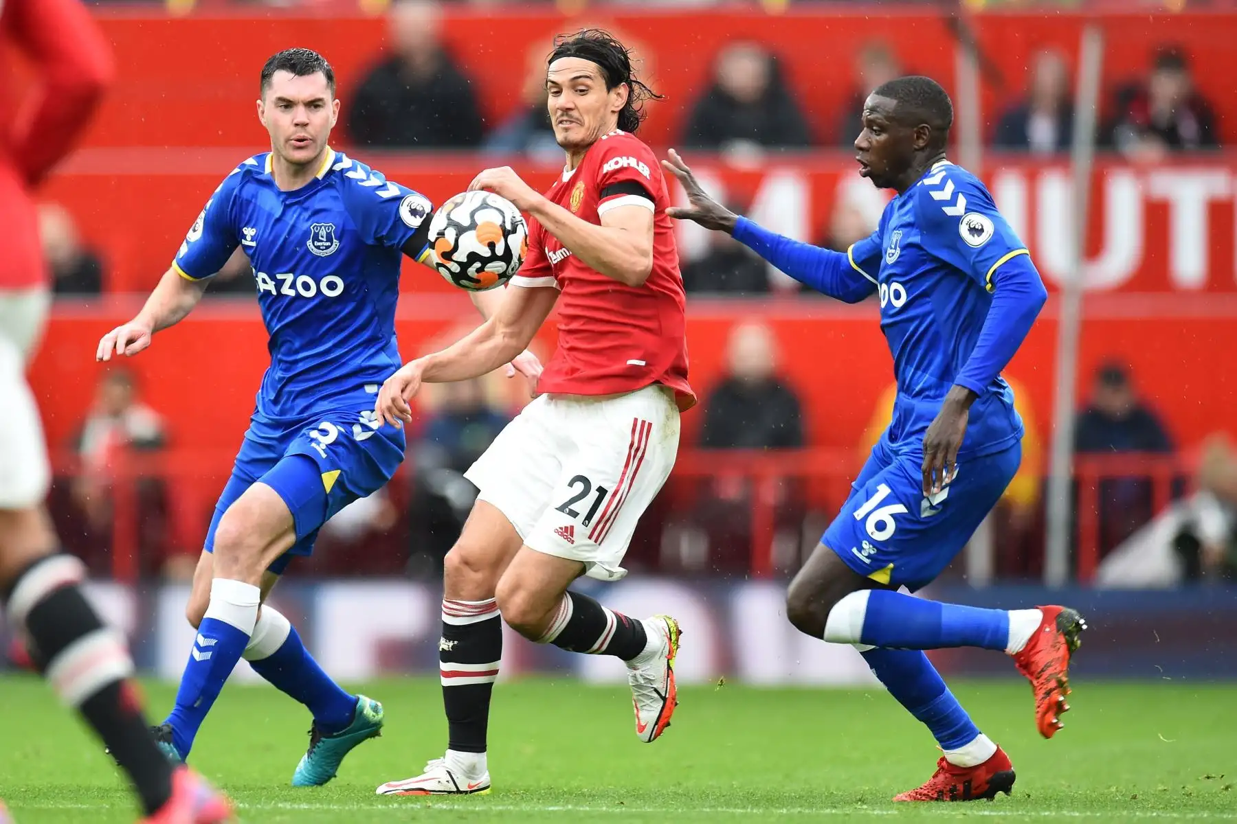 Edinson Cavani del Manchester United en acción contra Michael Keane y Abdoulaye Doucoure del Everton durante el partido de la Premier League. Foto: EFE Edinson Cavani del Manchester United en acción contra Michael Keane y Abdoulaye Doucoure del Everton durante el partido de la Premier League. Foto: EFE