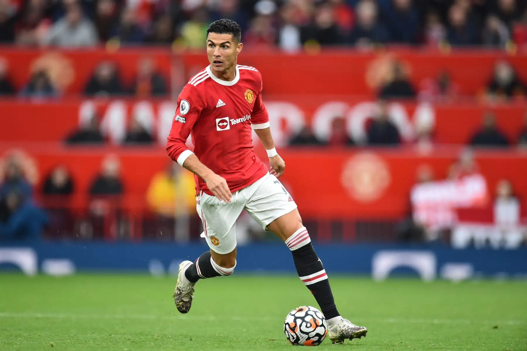 El delantero portugués de Manchester United, Cristiano Ronaldo, en acción durante el partido ante el Everton por la séptima jornada de la Premier League. Foto: EFE El delantero portugués de Manchester United, Cristiano Ronaldo, en acción durante el partido ante el Everton por la séptima jornada de la Premier League. Foto: EFE