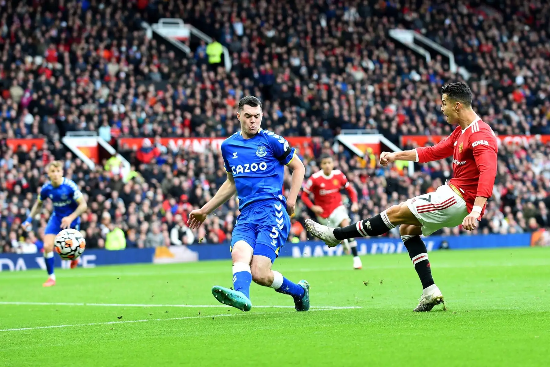 Cristiano Ronaldo del Manchester United en acción contra Michael Keane del Everton durante el partido de la Premier League. Foto: EFE Cristiano Ronaldo del Manchester United en acción contra Michael Keane del Everton durante el partido de la Premier League. Foto: EFE