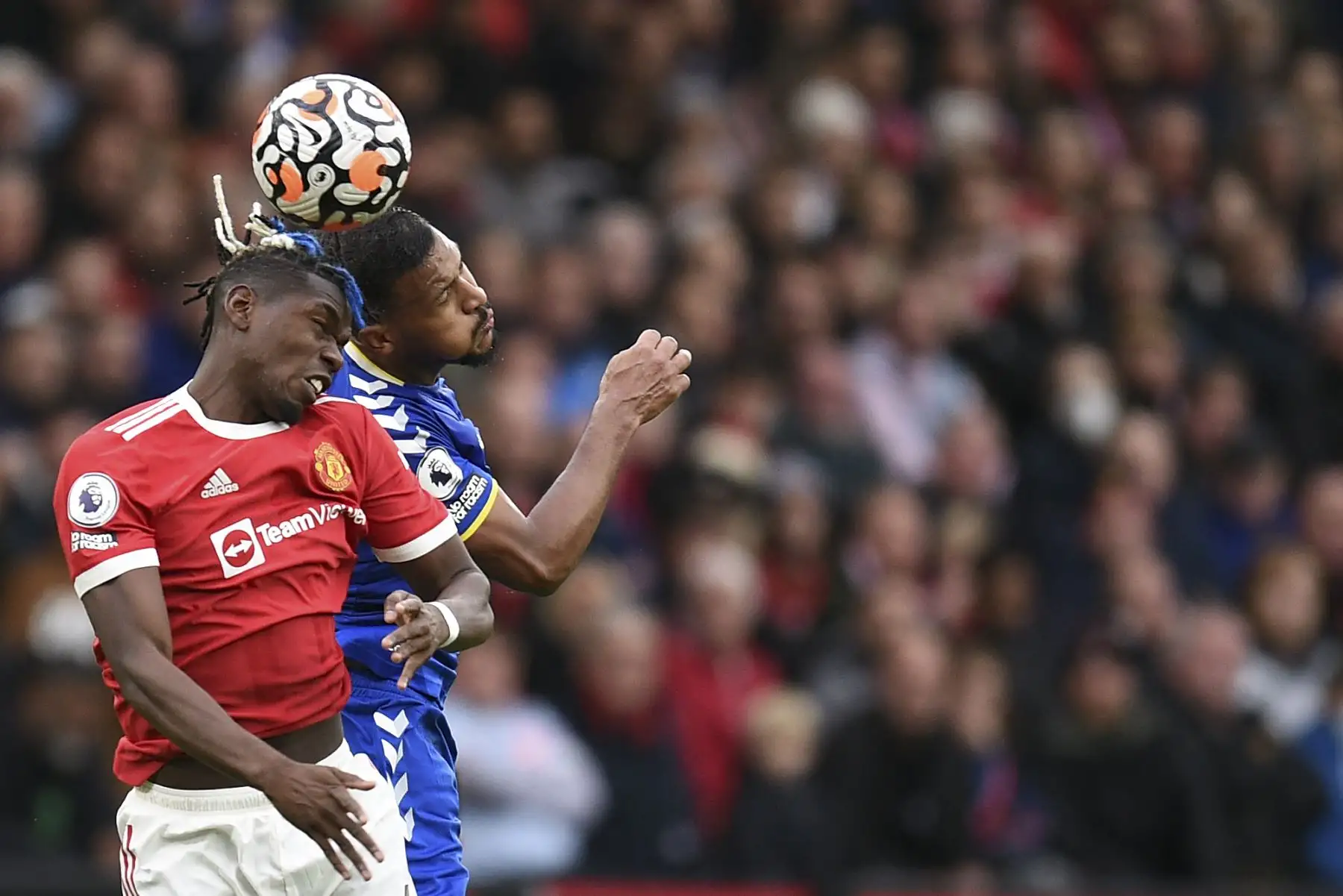 El centrocampista francés del Manchester United, Paul Pogba y el delantero venezolano del Everton, Salomon Rondon, saltan por el balón durante el partido de la Premier League. Foto: AFP El centrocampista francés del Manchester United, Paul Pogba y el delantero venezolano del Everton, Salomon Rondon, saltan por el balón durante el partido de la Premier League. Foto: AFP