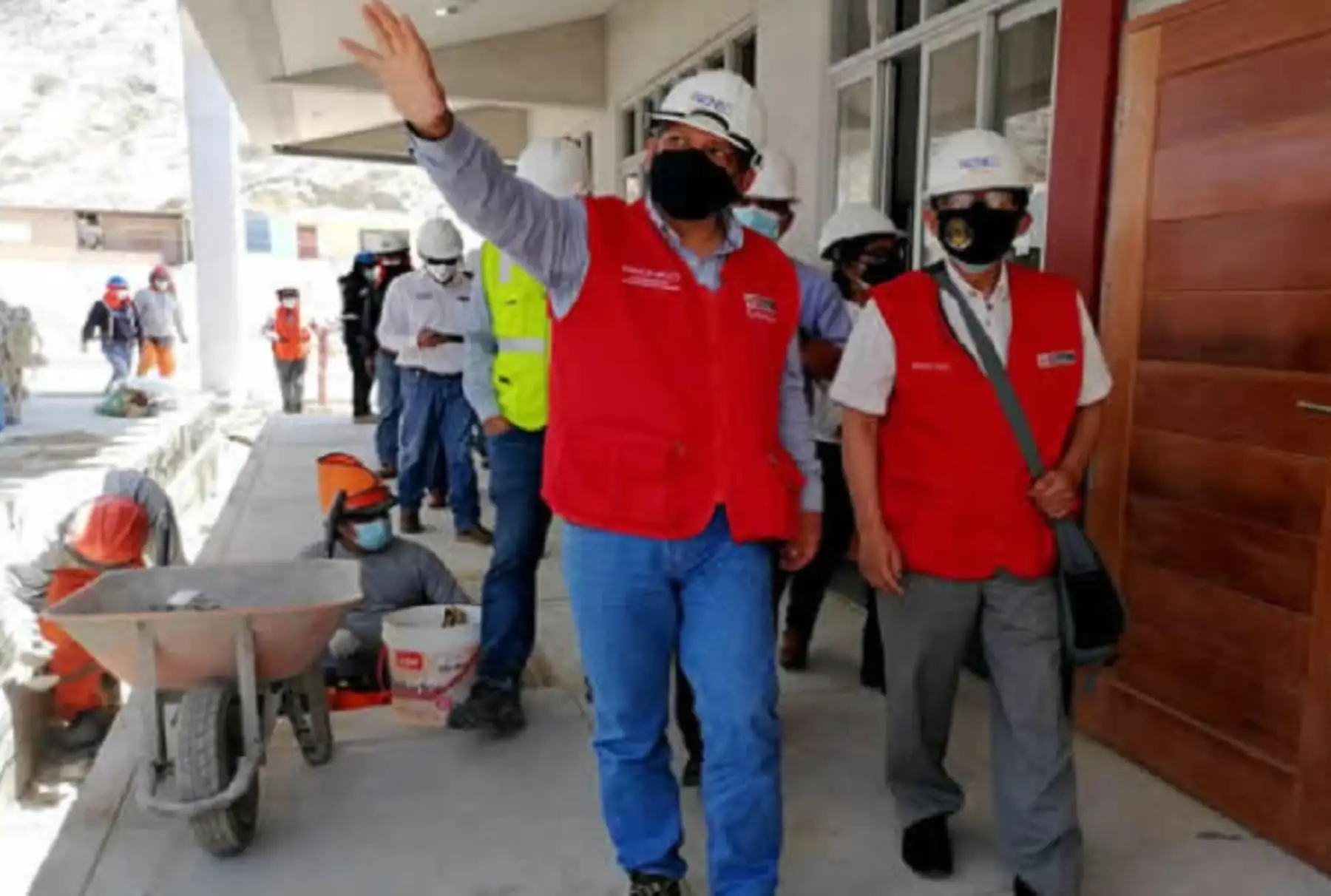 El viceministro de Gestión Institucional del Ministerio de Educación, Wilfredo Rimari, supervisó las obras de infraestructura de las instituciones educativas N° 14746 Dios es Amor, del centro poblado de Yacila, en Paita, y Nuestra Señora de Fátima, en la zona urbana de Piura. Foto: Minedu