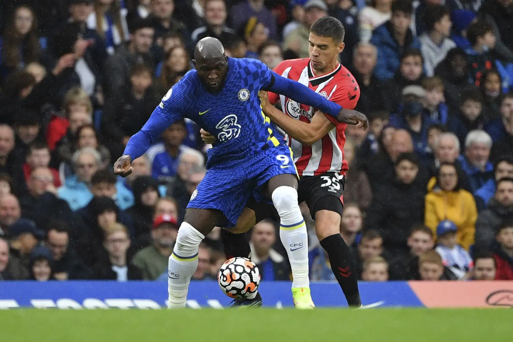 El delantero belga del Chelsea Romelu Lukaku compite con el defensor polaco de Southampton Jan Bednarek durante el partido de la Premier League. Foto: AFP