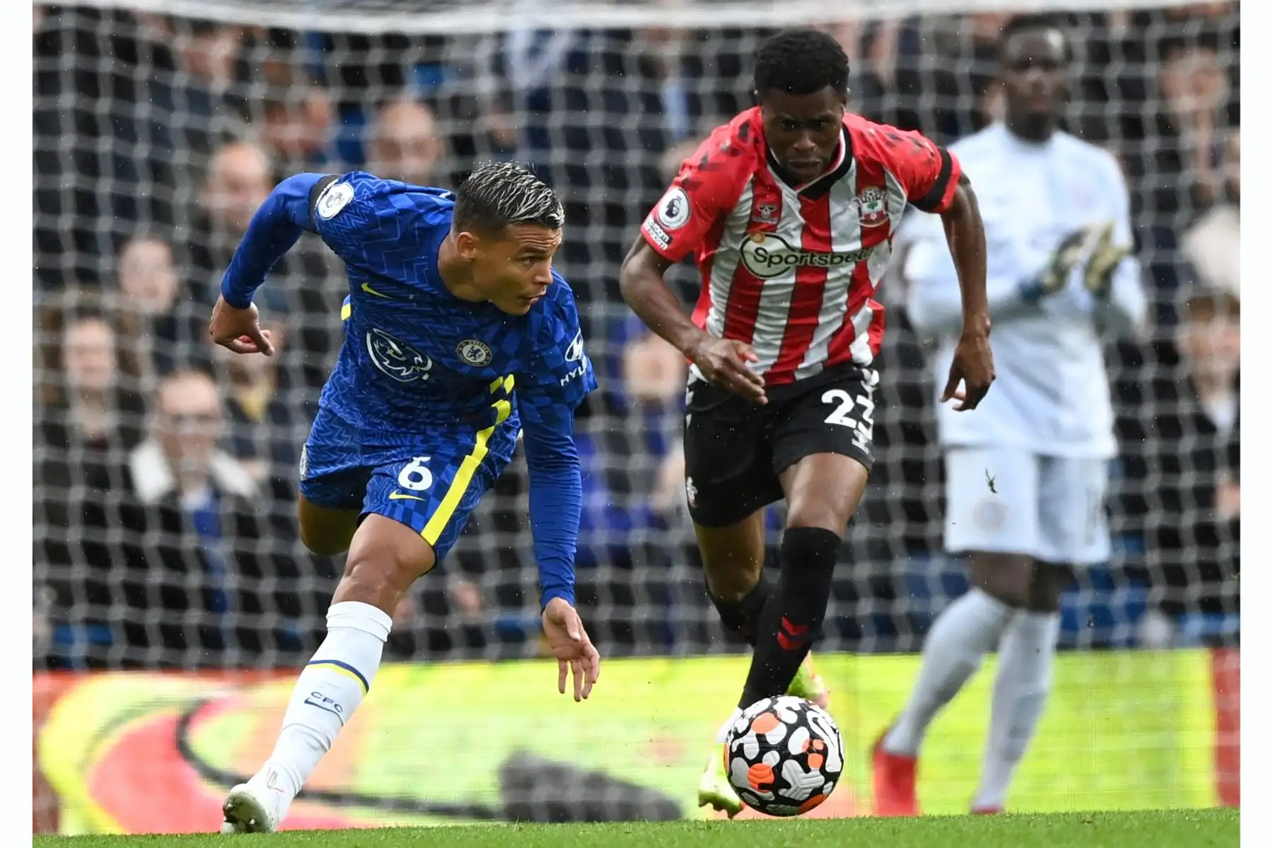 Nathan Tella del Southampton en acción contra Thiago Silva del Chelsea durante el partido de la Premier League. Foto: EFE