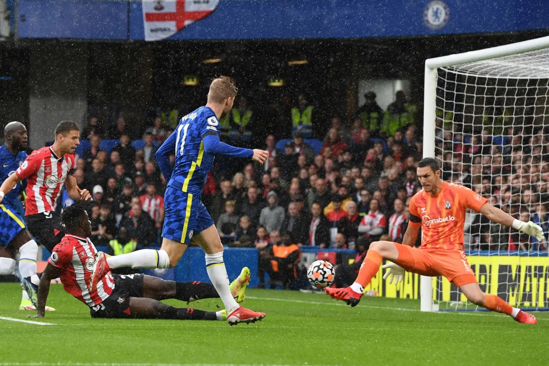 Timo Wernerdel Chelsea en acción contra el portero del Southampton Alex McCarthy durante el partido de la Premier League. Foto: EFE