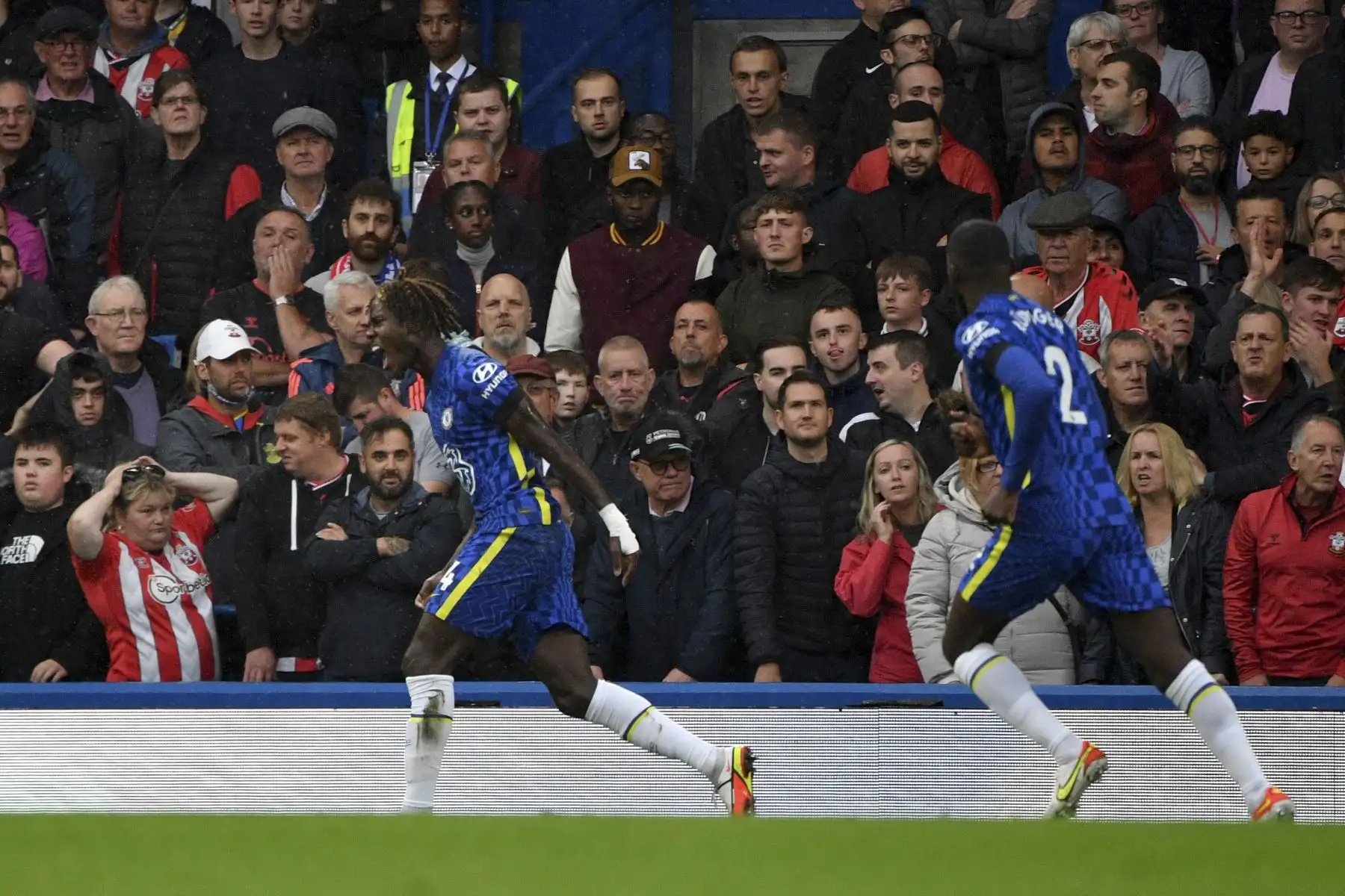 El defensor inglés del Chelsea Trevoh Chalobah celebra tras anotar el primer gol de su equipo durante el partido de la Premier League. Foto: AFP