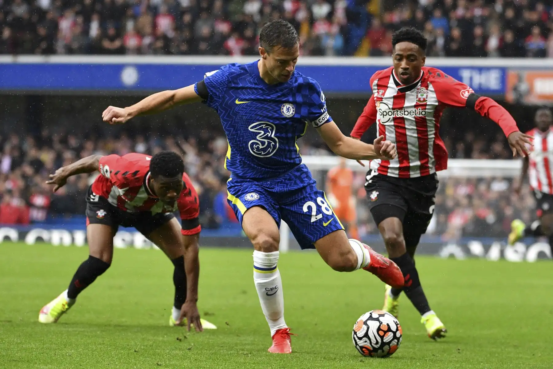 El defensor español del Chelsea, César Azpilicueta, controla el balón ante la marca de su rival del Southampton durante el partido de la Premier League. Foto: AFP