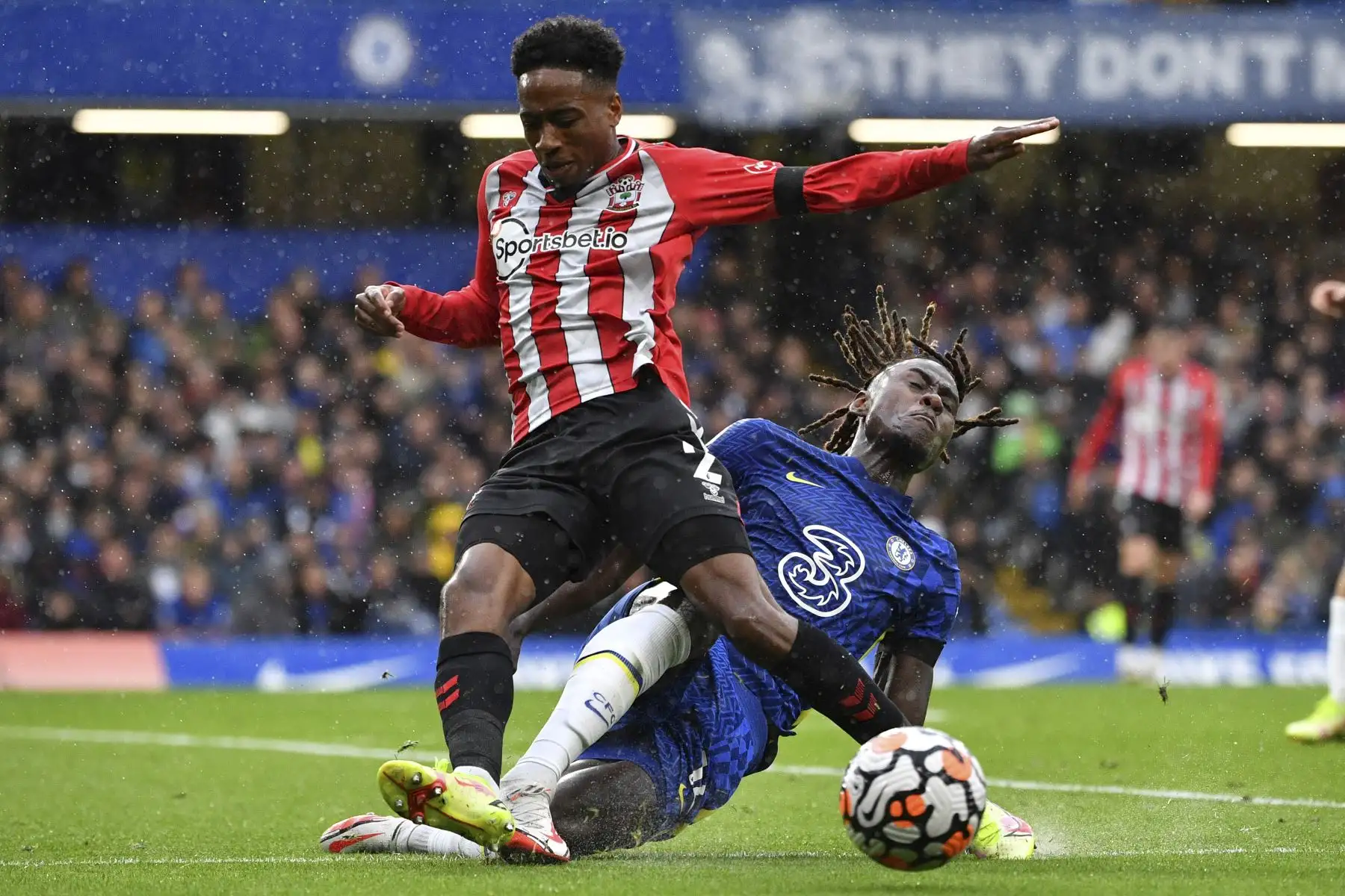 El defensor inglés de Southampton Kyle Walker-Peters es abordado por el defensor inglés de Chelsea Trevoh Chalobah durante el partido de la Premier League. Foto: AFP
