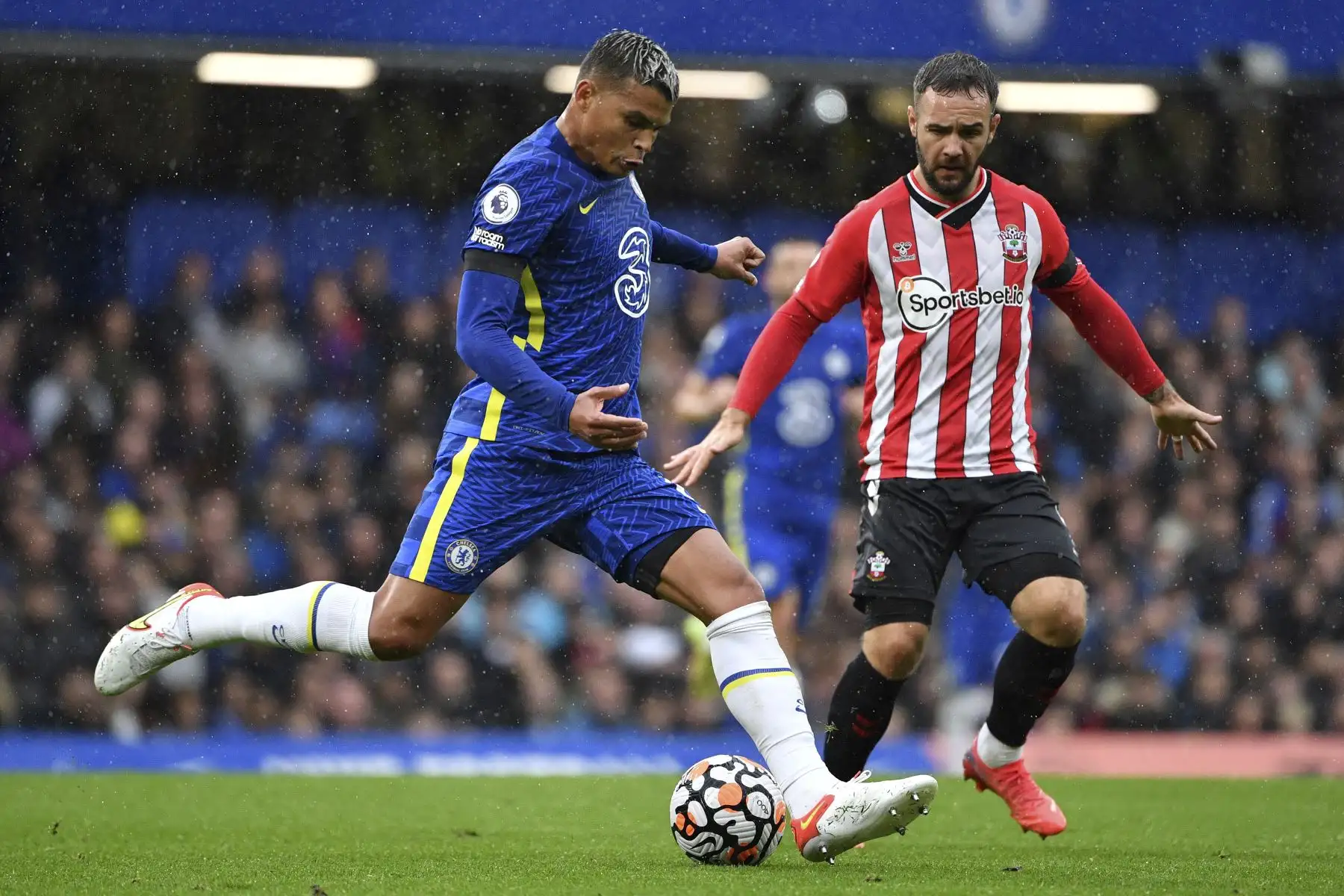 El defensor brasileño del Chelsea Thiago Silva compite con el delantero inglés de Southampton Adam Armstrong durante el partido de la Premier League. Foto: AFP
