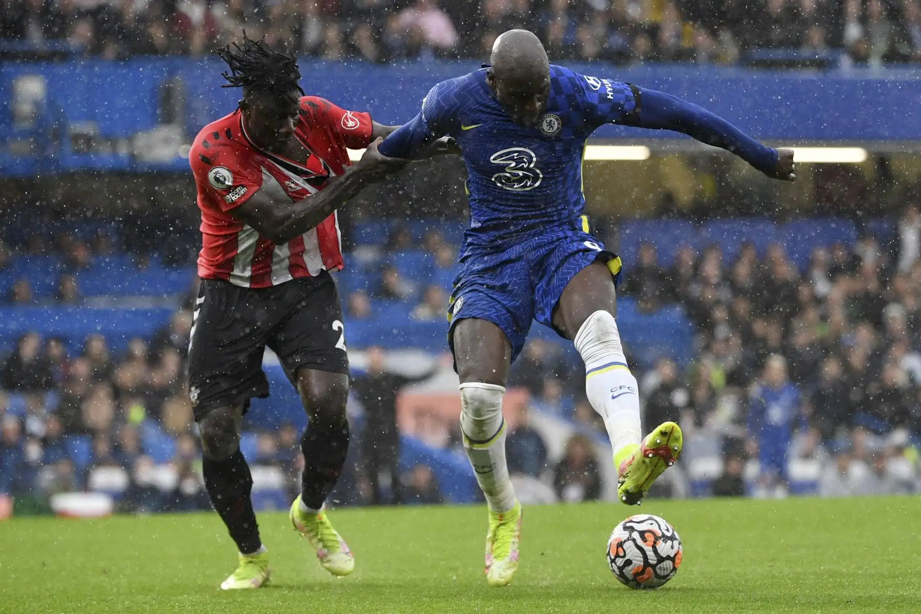 El delantero belga del Chelsea Romelu Lukaku hace una patada hacia atrás durante el partido de la Premier League. Foto: AFP