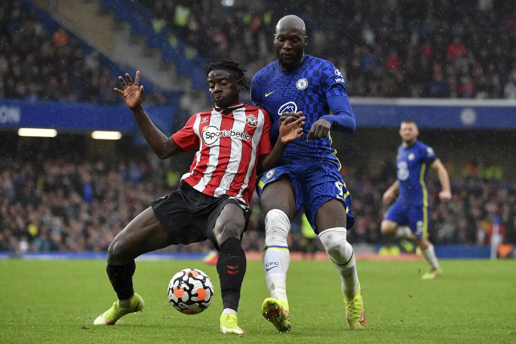El defensor ghanés de Southampton Mohammed Salisu compite con el delantero belga del Chelsea Romelu Lukaku durante el partido de la Premier League. Foto: AFP