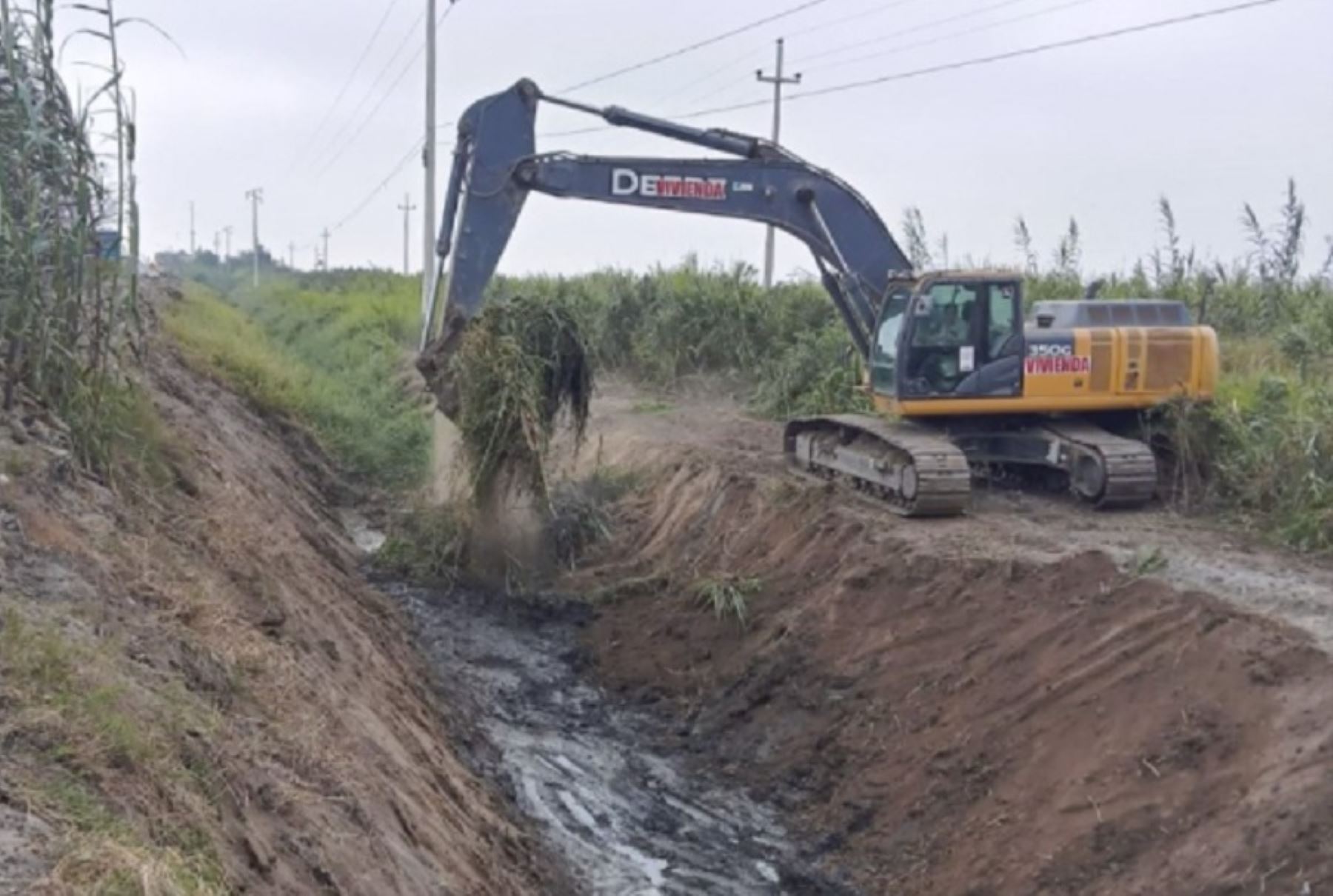El Ministerio de Vivienda, Construcción y Saneamiento inició los trabajos de limpieza y descolmatación del canal Yalpa II, en el distrito de Chocope, provincia de Ascope, en la región La Libertad.