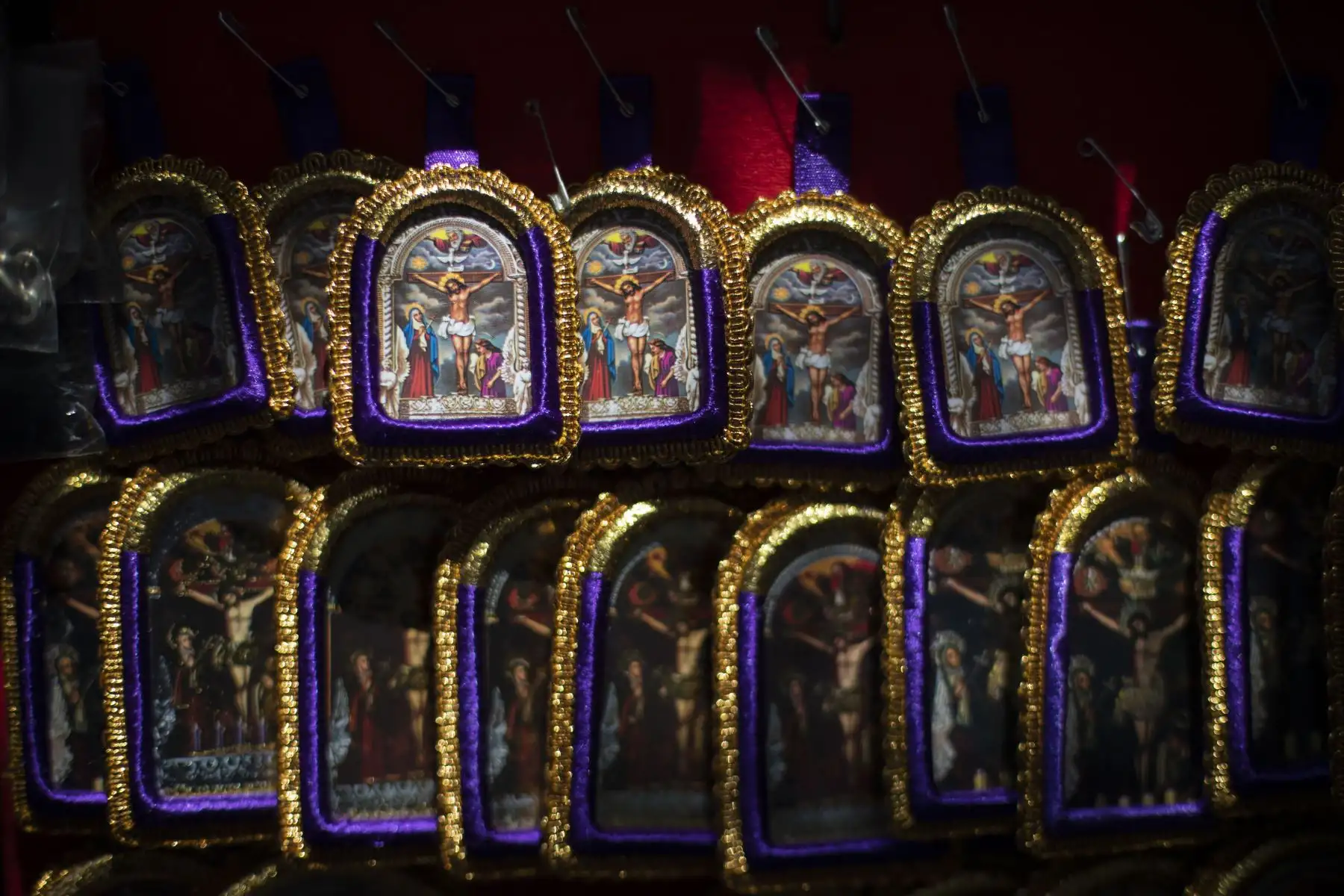 Con inicio del mes morado, devotos del Señor de los Milagros acudieron a la iglesia Las Nazarenas para visitar a la sagrada imagen. Antes de ingresar al templo los fieles tuvieron que pasar por todos los protocolos de seguridad covid-19. Foto: ANDINA/Carla Patiño Ramírez