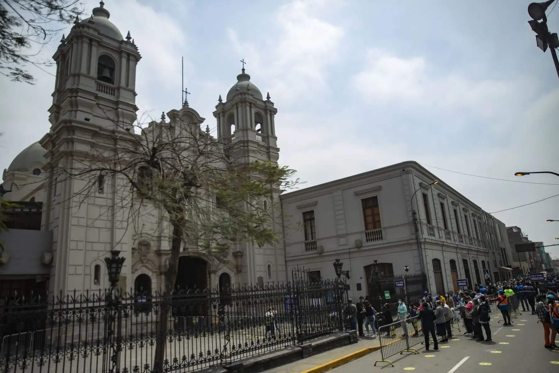 Con inicio del mes morado, devotos del Señor de los Milagros acudieron a la iglesia Las Nazarenas para visitar a la sagrada imagen. Antes de ingresar al templo los fieles tuvieron que pasar por todos los protocolos de seguridad covid-19. Foto: ANDINA/Carla Patiño Ramírez