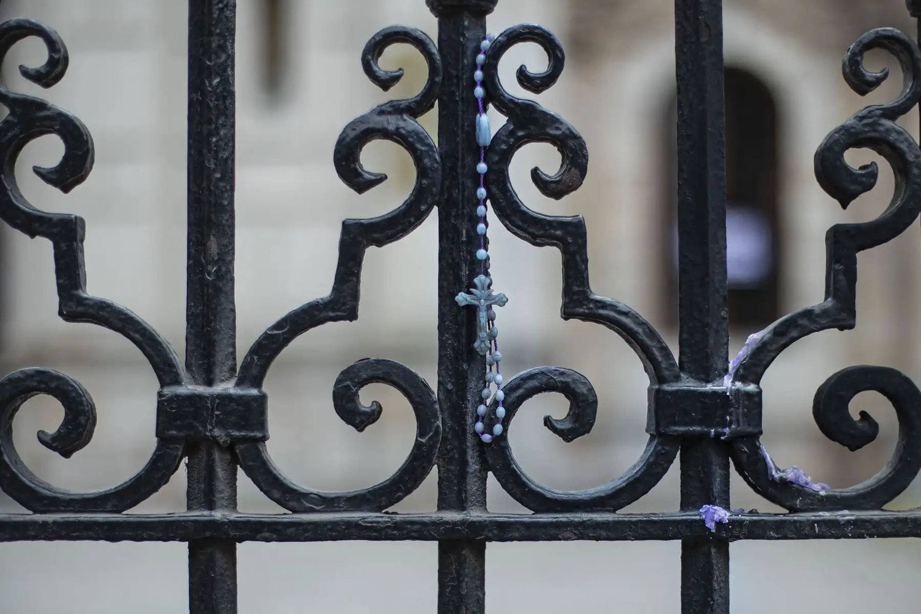 Con inicio del mes morado, devotos del Señor de los Milagros acudieron a la iglesia Las Nazarenas para visitar a la sagrada imagen. Antes de ingresar al templo los fieles tuvieron que pasar por todos los protocolos de seguridad covid-19. Foto: ANDINA/Carla Patiño Ramírez
