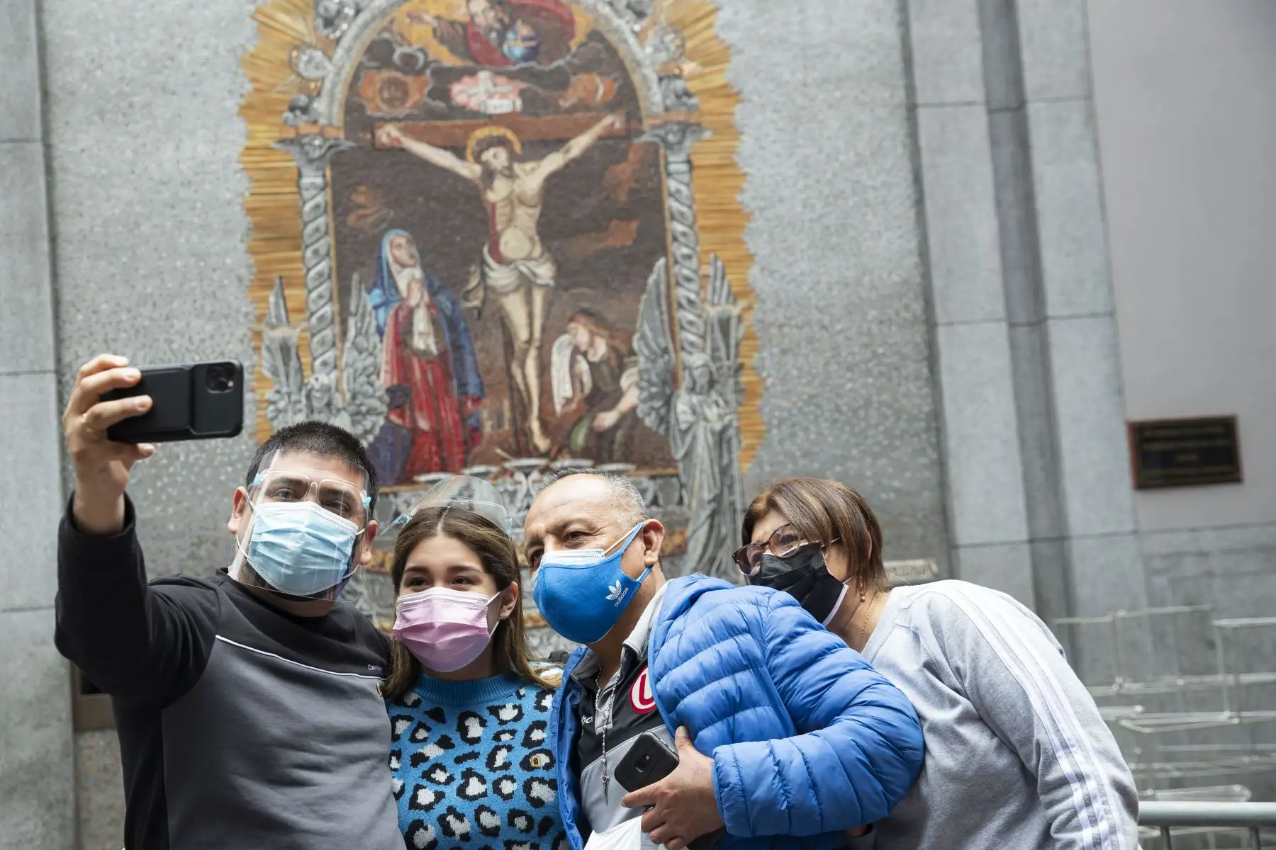Con inicio del mes morado, devotos del Señor de los Milagros acudieron a la iglesia Las Nazarenas para visitar a la sagrada imagen. Antes de ingresar al templo los fieles tuvieron que pasar por todos los protocolos de seguridad covid-19. Foto: ANDINA/Carla Patiño Ramírez