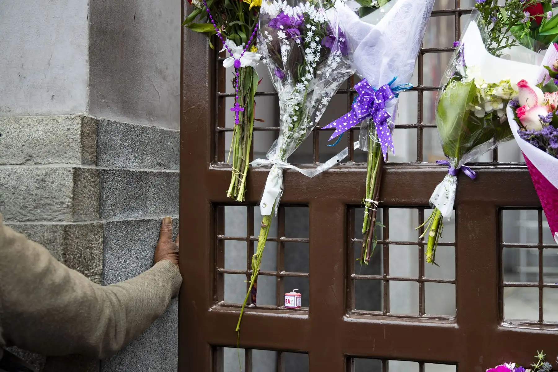 Con inicio del mes morado, devotos del Señor de los Milagros acudieron a la iglesia Las Nazarenas para visitar a la sagrada imagen. Antes de ingresar al templo los fieles tuvieron que pasar por todos los protocolos de seguridad covid-19. Foto: ANDINA/Carla Patiño Ramírez