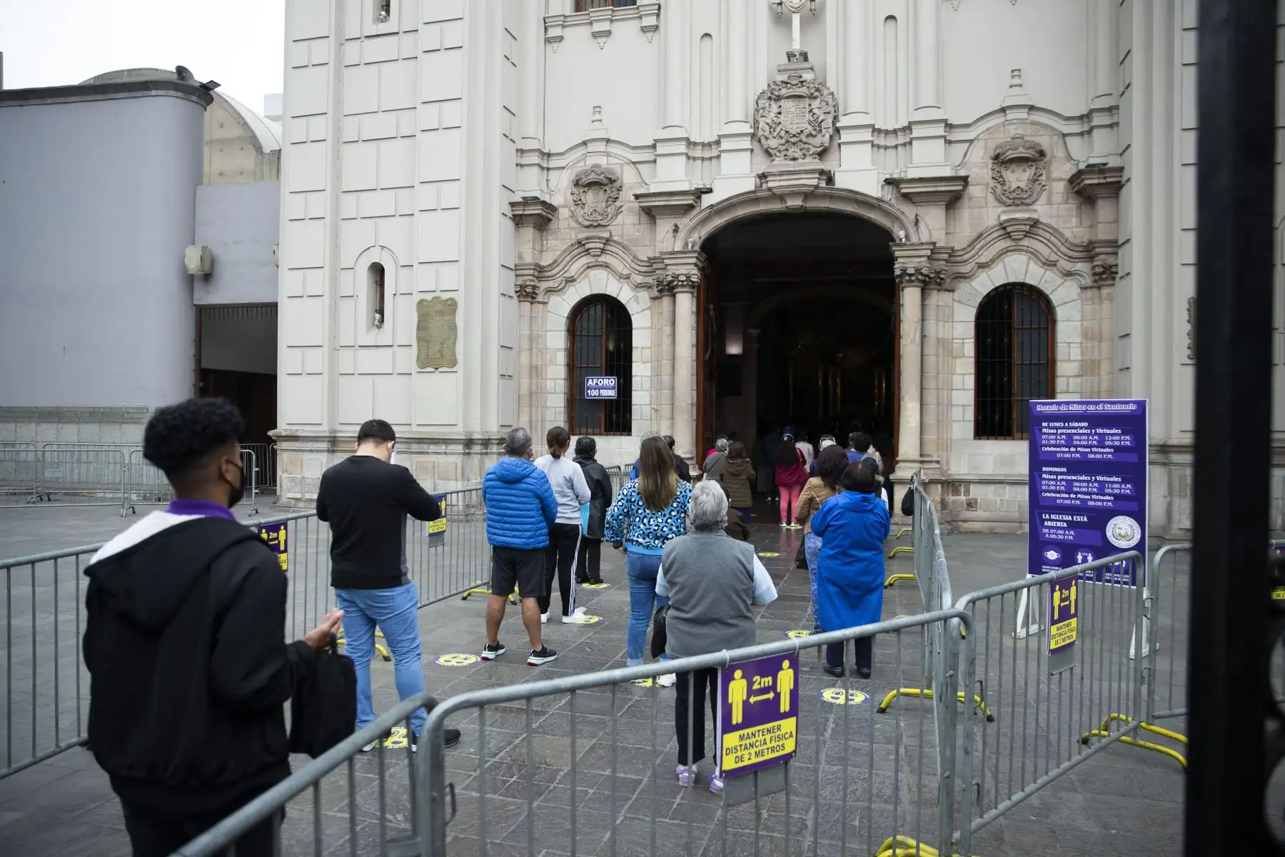 Con inicio del mes morado, devotos del Señor de los Milagros acudieron a la iglesia Las Nazarenas para visitar a la sagrada imagen. Antes de ingresar al templo los fieles tuvieron que pasar por todos los protocolos de seguridad covid-19. Foto: ANDINA/Carla Patiño Ramírez