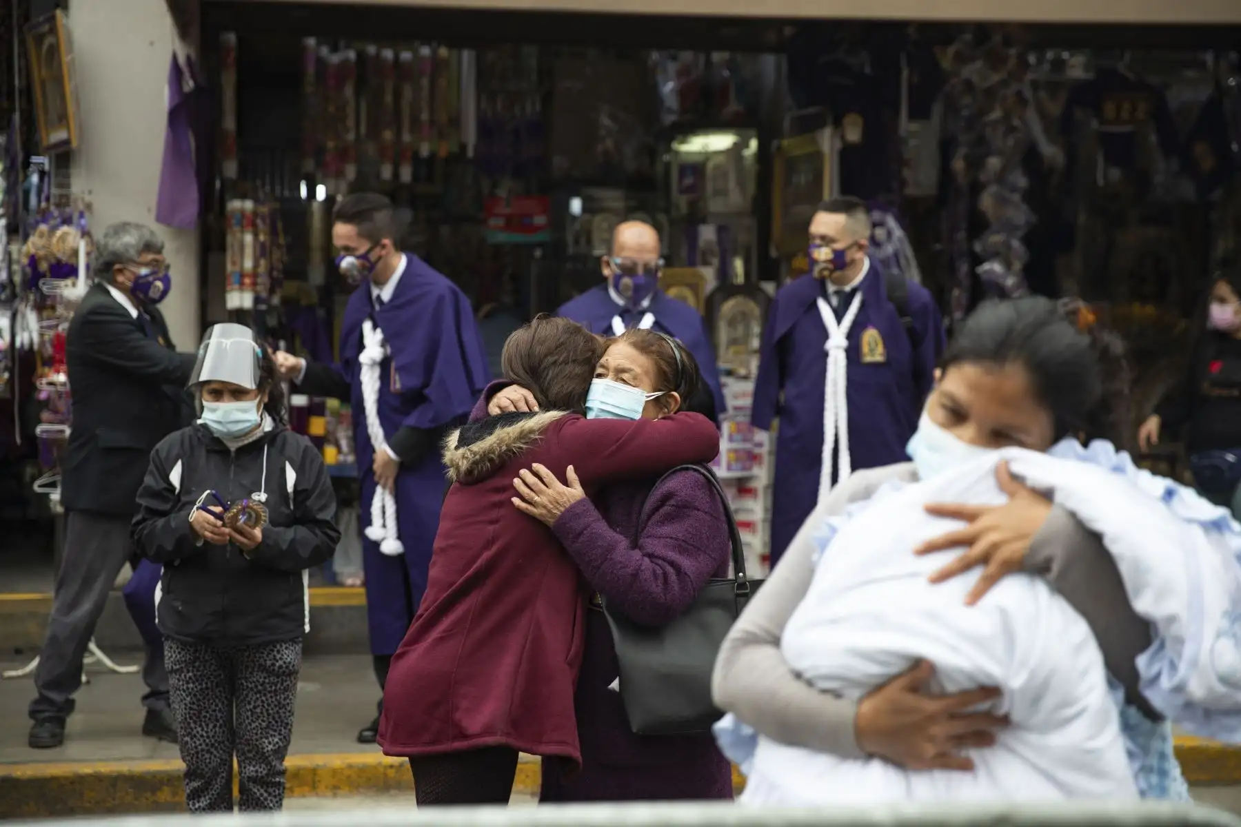 Con inicio del mes morado, devotos del Señor de los Milagros acudieron a la iglesia Las Nazarenas para visitar a la sagrada imagen. Antes de ingresar al templo los fieles tuvieron que pasar por todos los protocolos de seguridad covid-19. Foto: ANDINA/Carla Patiño Ramírez