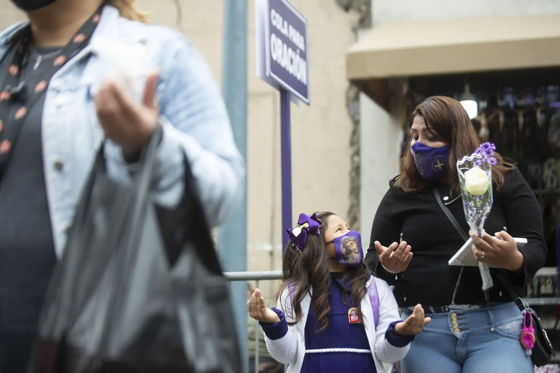Con inicio del mes morado, devotos del Señor de los Milagros acudieron a la iglesia Las Nazarenas para visitar a la sagrada imagen. Antes de ingresar al templo los fieles tuvieron que pasar por todos los protocolos de seguridad covid-19. Foto: ANDINA/Carla Patiño Ramírez