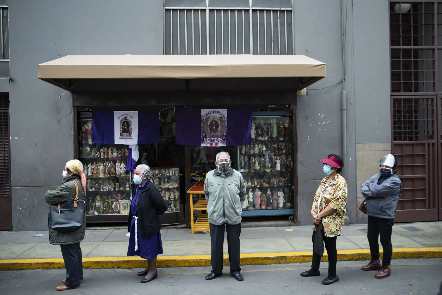 Con inicio del mes morado, devotos del Señor de los Milagros acudieron a la iglesia Las Nazarenas para visitar a la sagrada imagen. Antes de ingresar al templo los fieles tuvieron que pasar por todos los protocolos de seguridad covid-19. Foto: ANDINA/Carla Patiño Ramírez