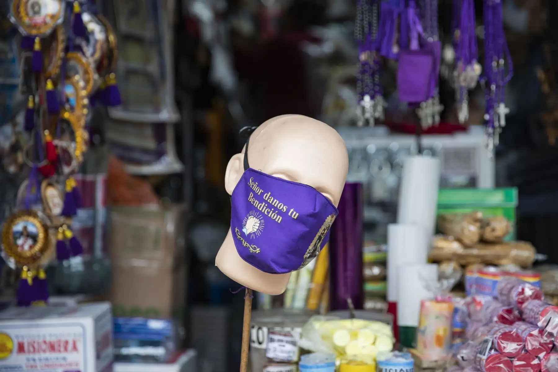 Con inicio del mes morado, devotos del Señor de los Milagros acudieron a la iglesia Las Nazarenas para visitar a la sagrada imagen. Antes de ingresar al templo los fieles tuvieron que pasar por todos los protocolos de seguridad covid-19. Foto: ANDINA/Carla Patiño Ramírez