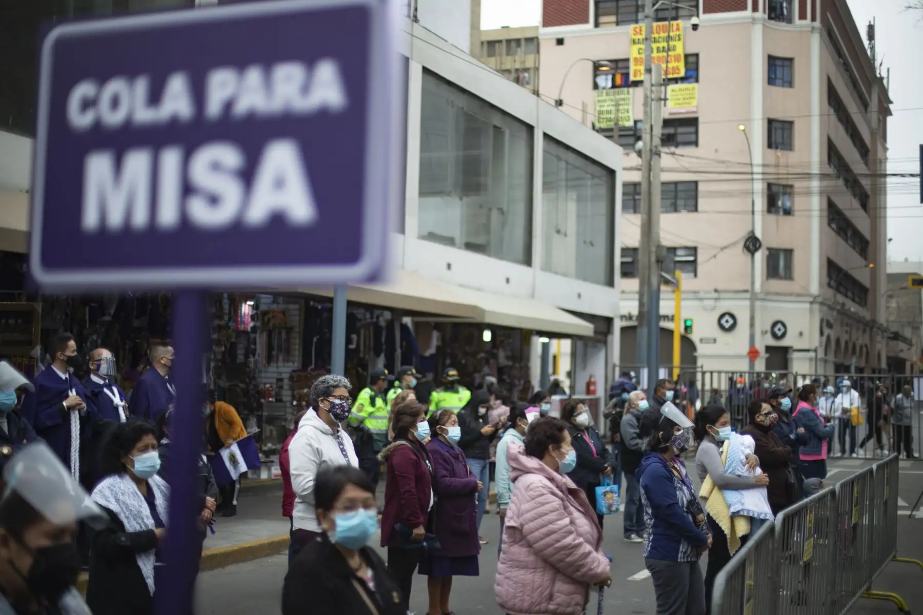 Con inicio del mes morado, devotos del Señor de los Milagros acudieron a la iglesia Las Nazarenas para visitar a la sagrada imagen. Antes de ingresar al templo los fieles tuvieron que pasar por todos los protocolos de seguridad covid-19. Foto: ANDINA/Carla Patiño Ramírez