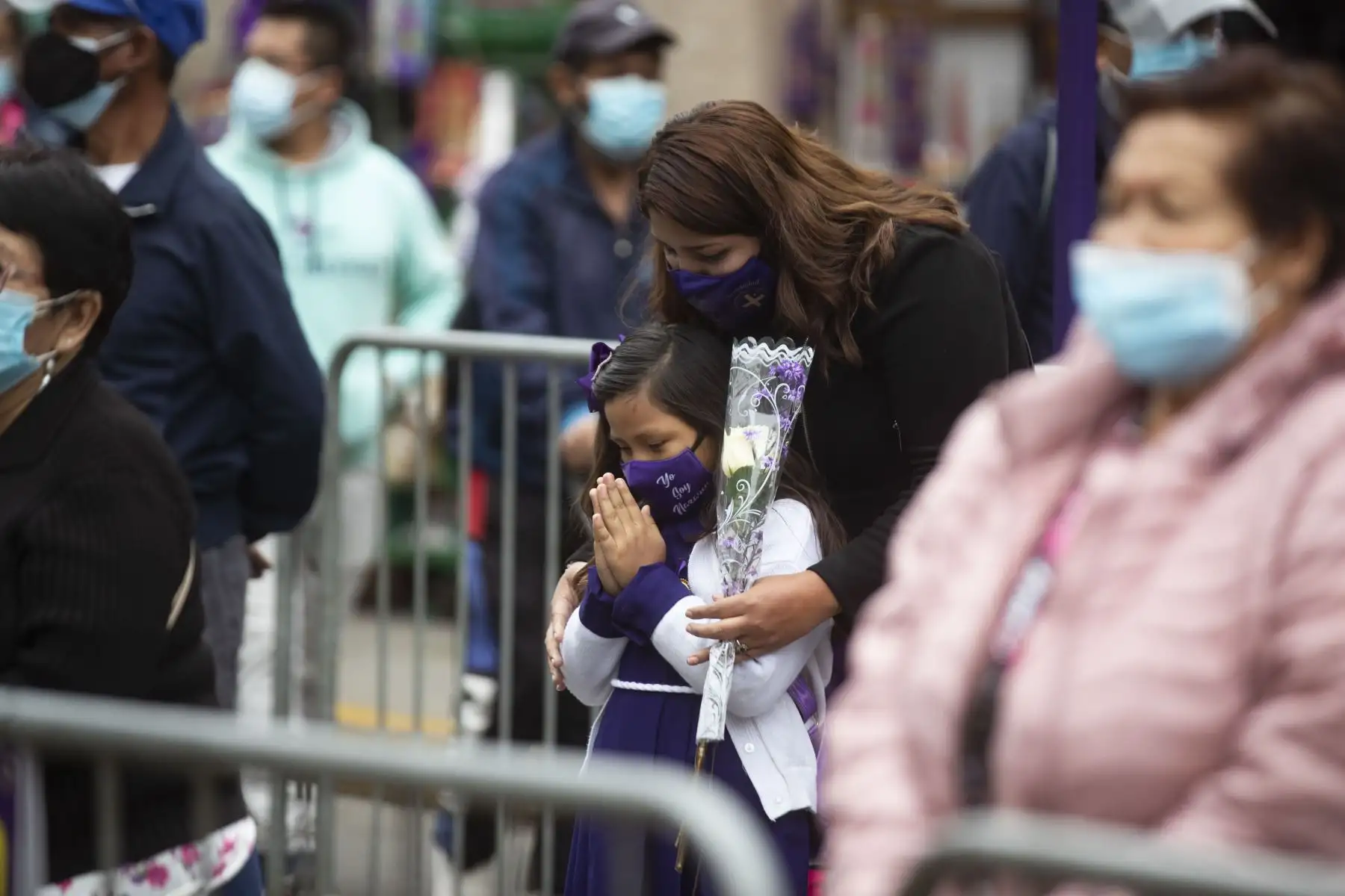 Con inicio del mes morado, devotos del Señor de los Milagros acudieron a la iglesia Las Nazarenas para visitar a la sagrada imagen. Antes de ingresar al templo los fieles tuvieron que pasar por todos los protocolos de seguridad covid-19. Foto: ANDINA/Carla Patiño Ramírez