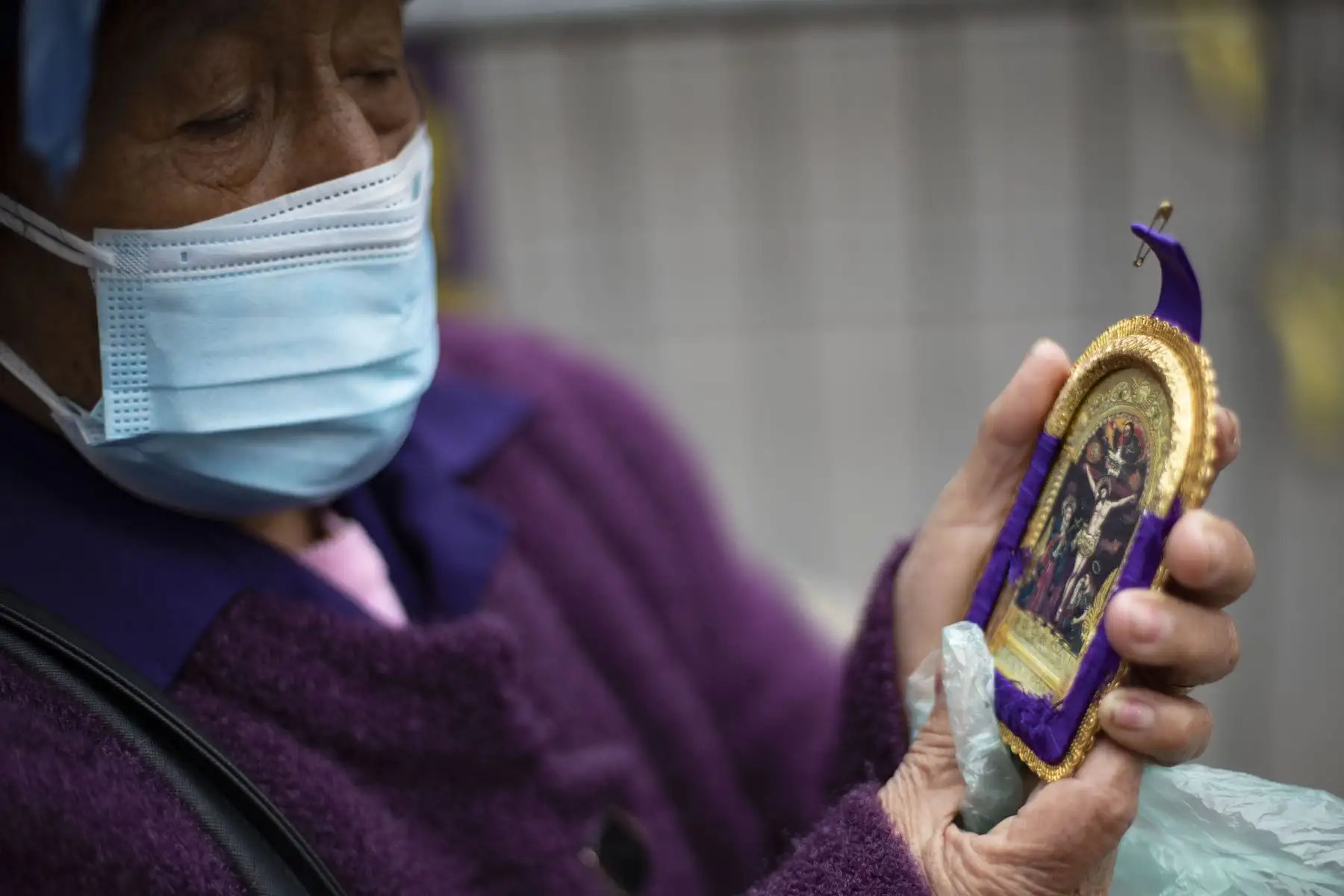 Con inicio del mes morado, devotos del Señor de los Milagros acudieron a la iglesia Las Nazarenas para visitar a la sagrada imagen. Antes de ingresar al templo los fieles tuvieron que pasar por todos los protocolos de seguridad covid-19. Foto: ANDINA/Carla Patiño Ramírez