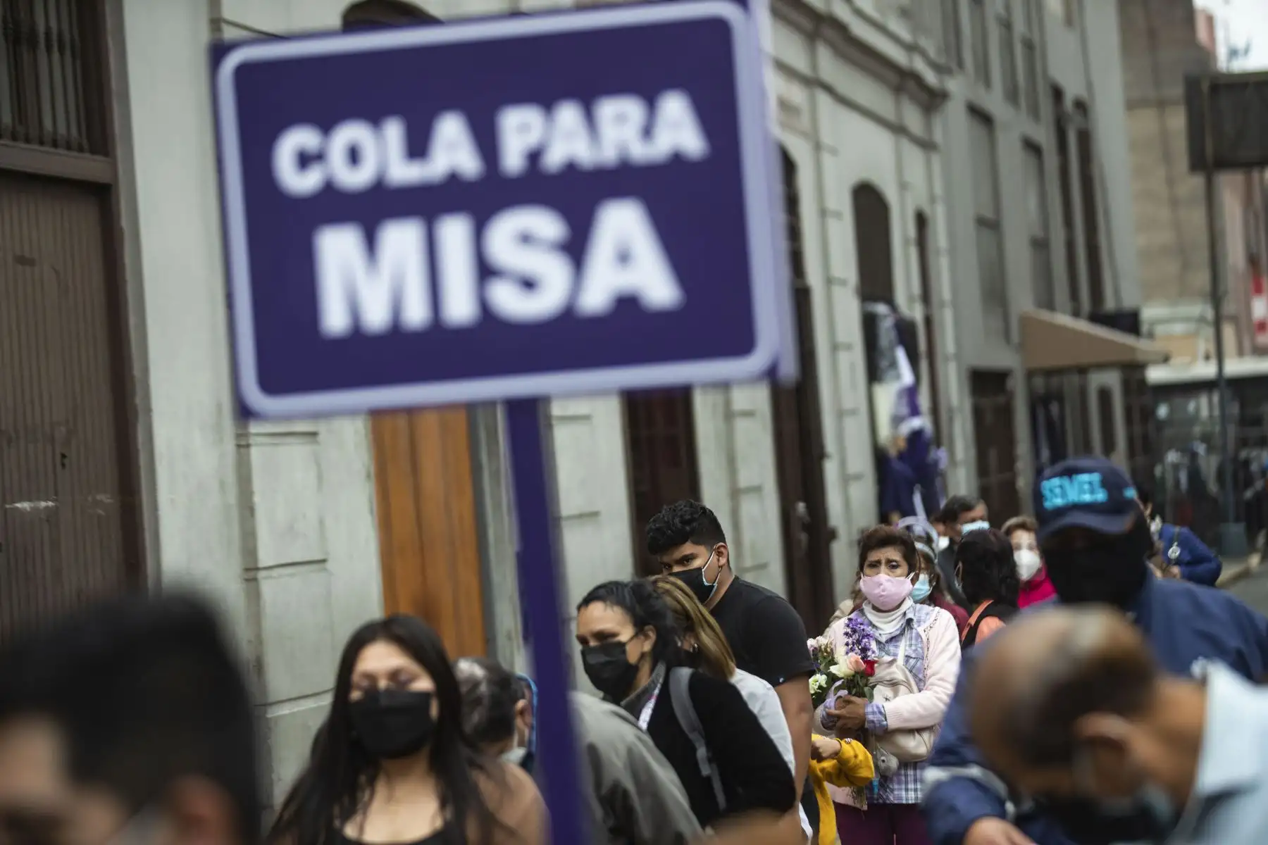 Con inicio del mes morado, devotos del Señor de los Milagros acudieron a la iglesia Las Nazarenas para visitar a la sagrada imagen. Antes de ingresar al templo los fieles tuvieron que pasar por todos los protocolos de seguridad covid-19. Foto: ANDINA/Carla Patiño Ramírez