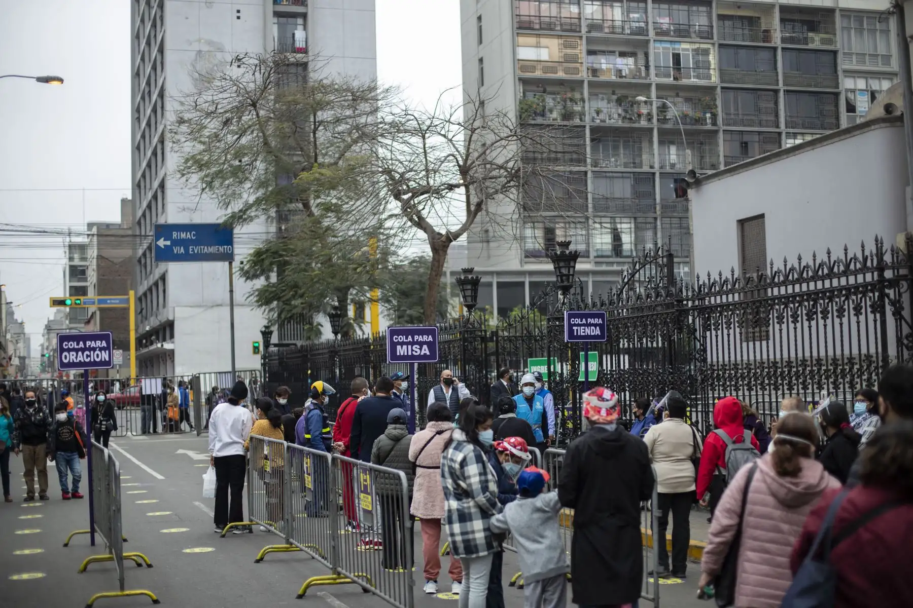 Con inicio del mes morado, devotos del Señor de los Milagros acudieron a la iglesia Las Nazarenas para visitar a la sagrada imagen. Antes de ingresar al templo los fieles tuvieron que pasar por todos los protocolos de seguridad covid-19. Foto: ANDINA/Carla Patiño Ramírez