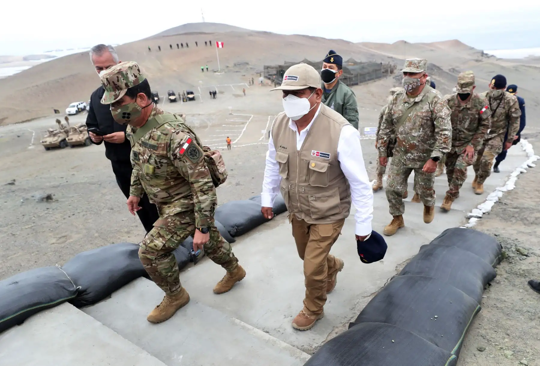 En la Bahia de Salinas, Huacho, el Presidente Pedro Castillo y el Ministro de Defensa Walter Ayala Gonzales asisten a la demostración de la Operación Anfibia del Ejercicio Multinacional UNITAS LXII en el marco del Bicentenario de la Marina de Guerra del Perú. Foto: Mindef