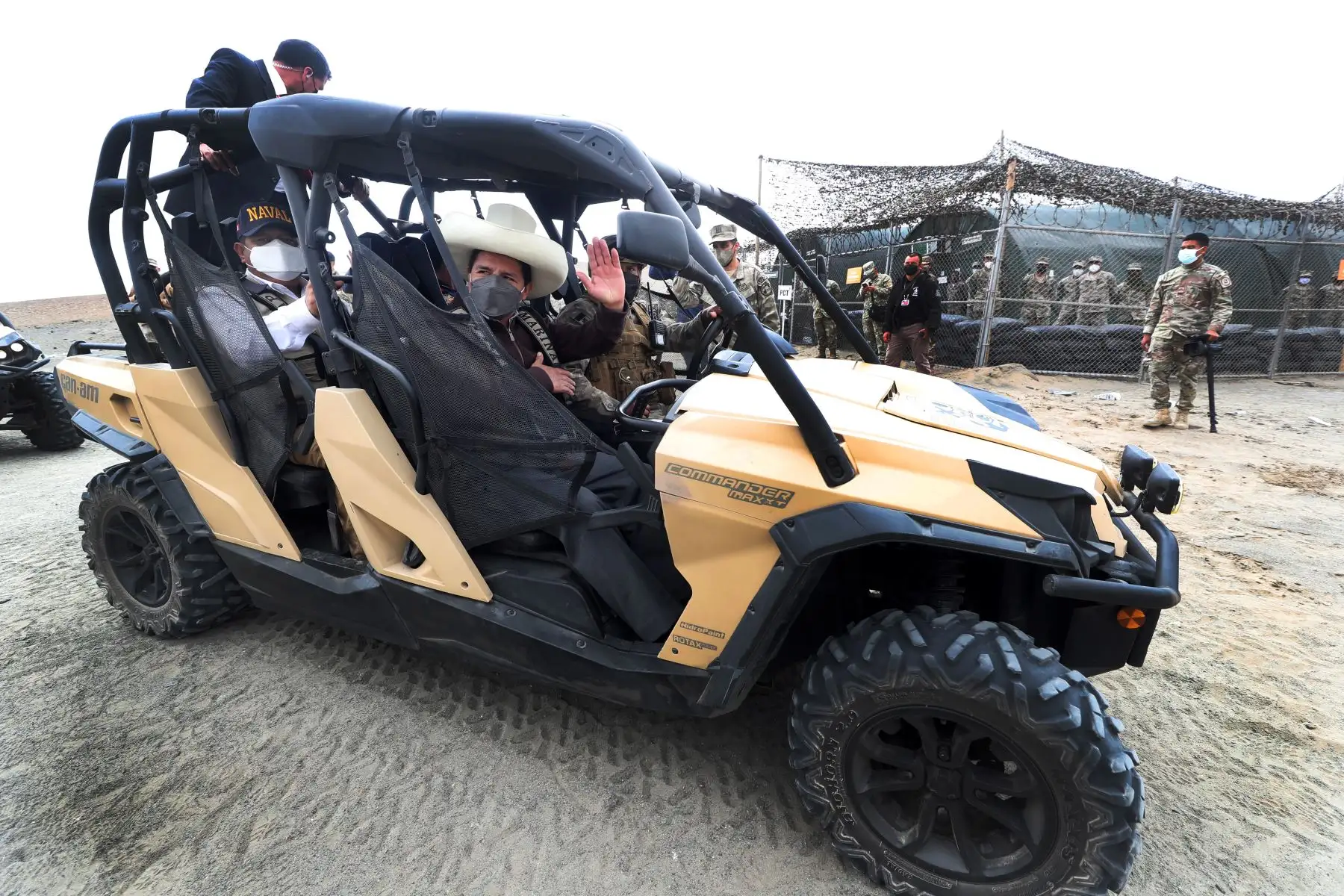 En la Bahia de Salinas, Huacho, el Presidente Pedro Castillo y el Ministro de Defensa Walter Ayala Gonzales asisten a la demostración de la Operación Anfibia del Ejercicio Multinacional UNITAS LXII en el marco del Bicentenario de la Marina de Guerra del Perú. Foto: Mindef