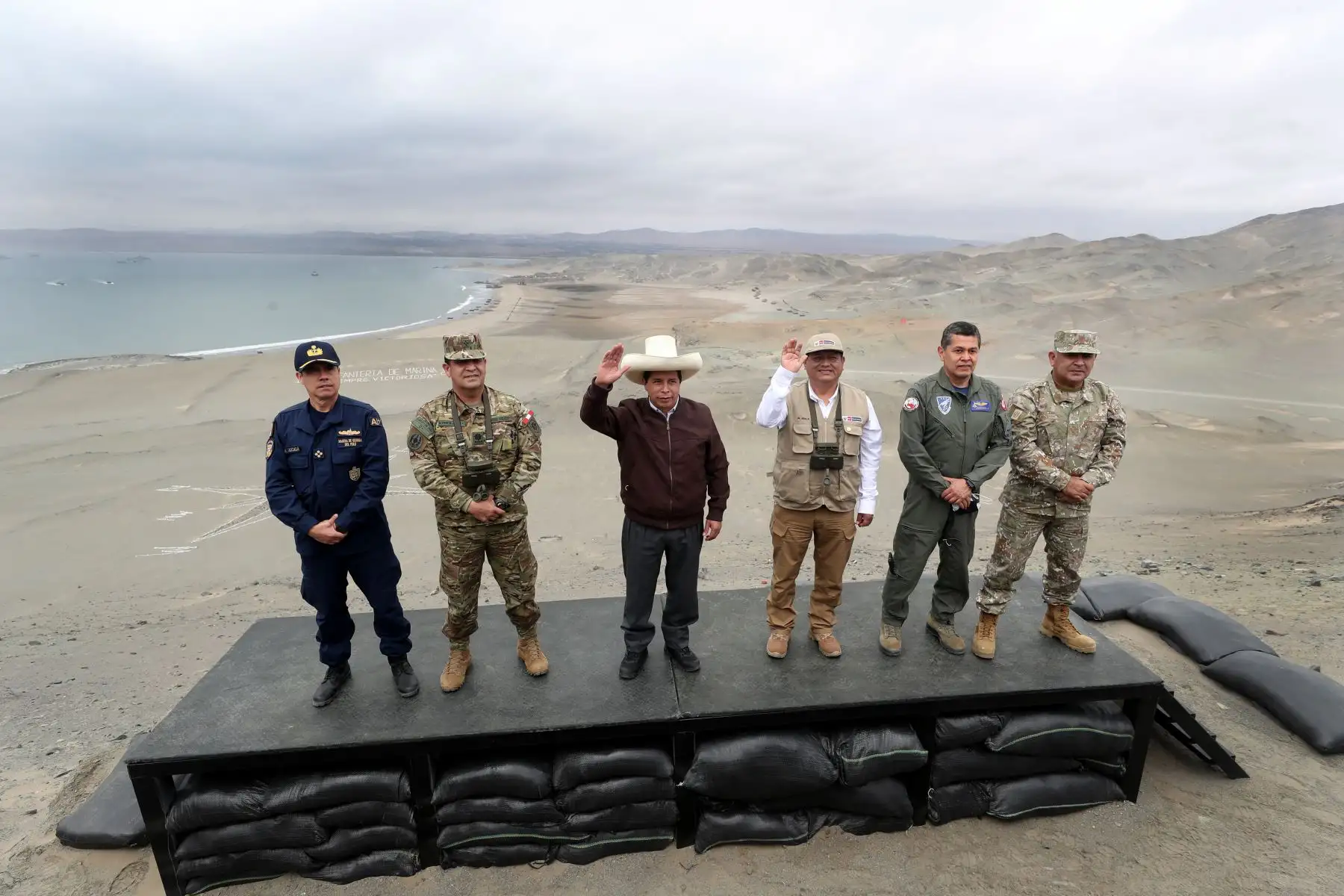 En la Bahia de Salinas, Huacho, el Presidente Pedro Castillo y el Ministro de Defensa Walter Ayala Gonzales asisten a la demostración de la Operación Anfibia del Ejercicio Multinacional UNITAS LXII en el marco del Bicentenario de la Marina de Guerra del Perú. Foto: Mindef